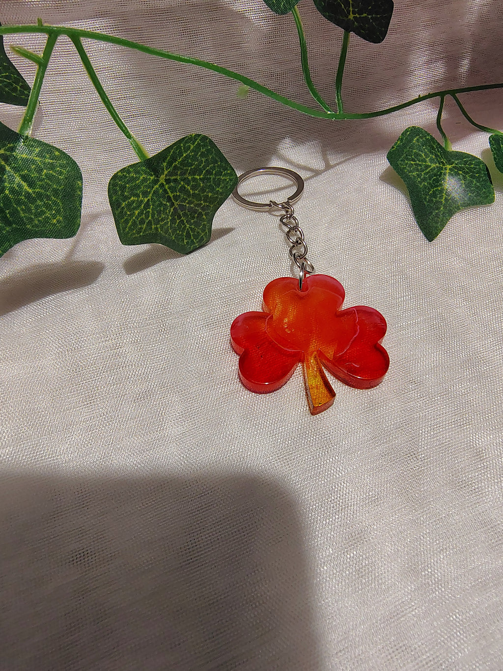Porte-clés Trèfle en résine époxy fait main – Accessoire porte-bonheur artisanal