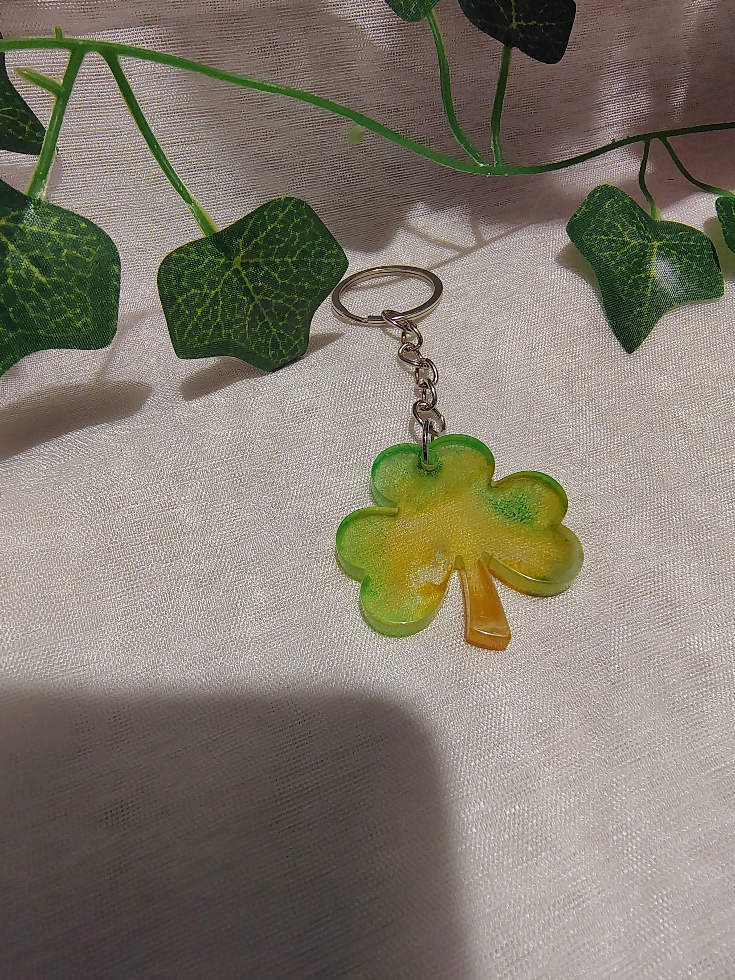 Porte-clés Trèfle en résine époxy fait main – Accessoire porte-bonheur artisanal
