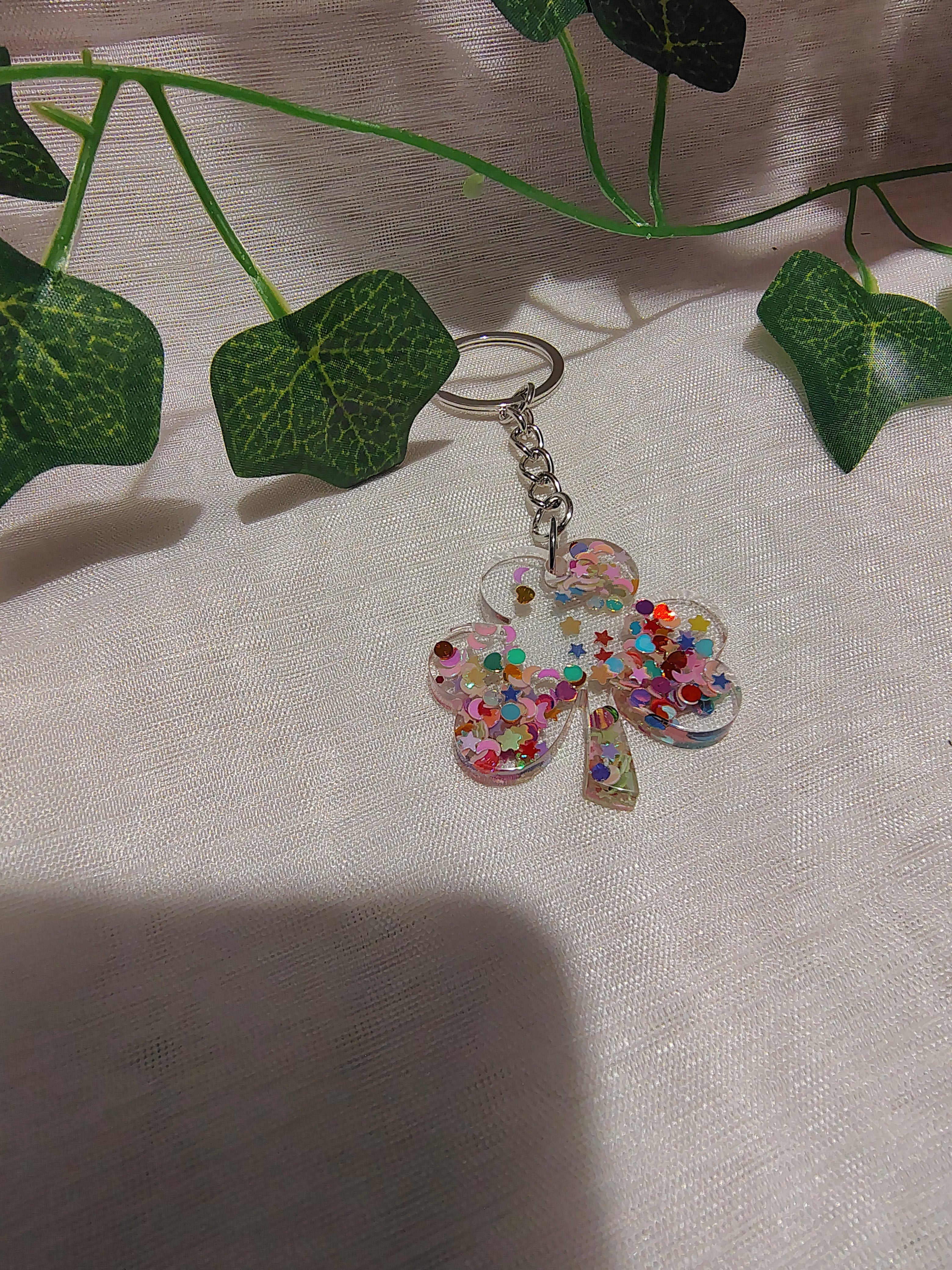 Porte-clés Trèfle en résine époxy fait main – Accessoire porte-bonheur artisanal