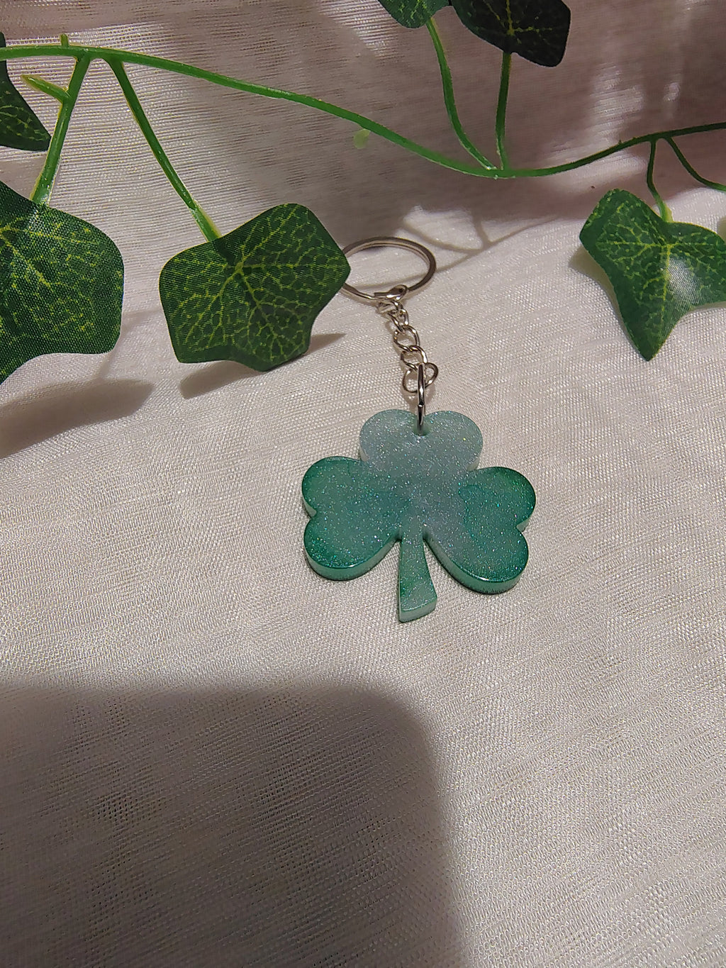 Porte-clés Trèfle en résine époxy fait main – Accessoire porte-bonheur artisanal