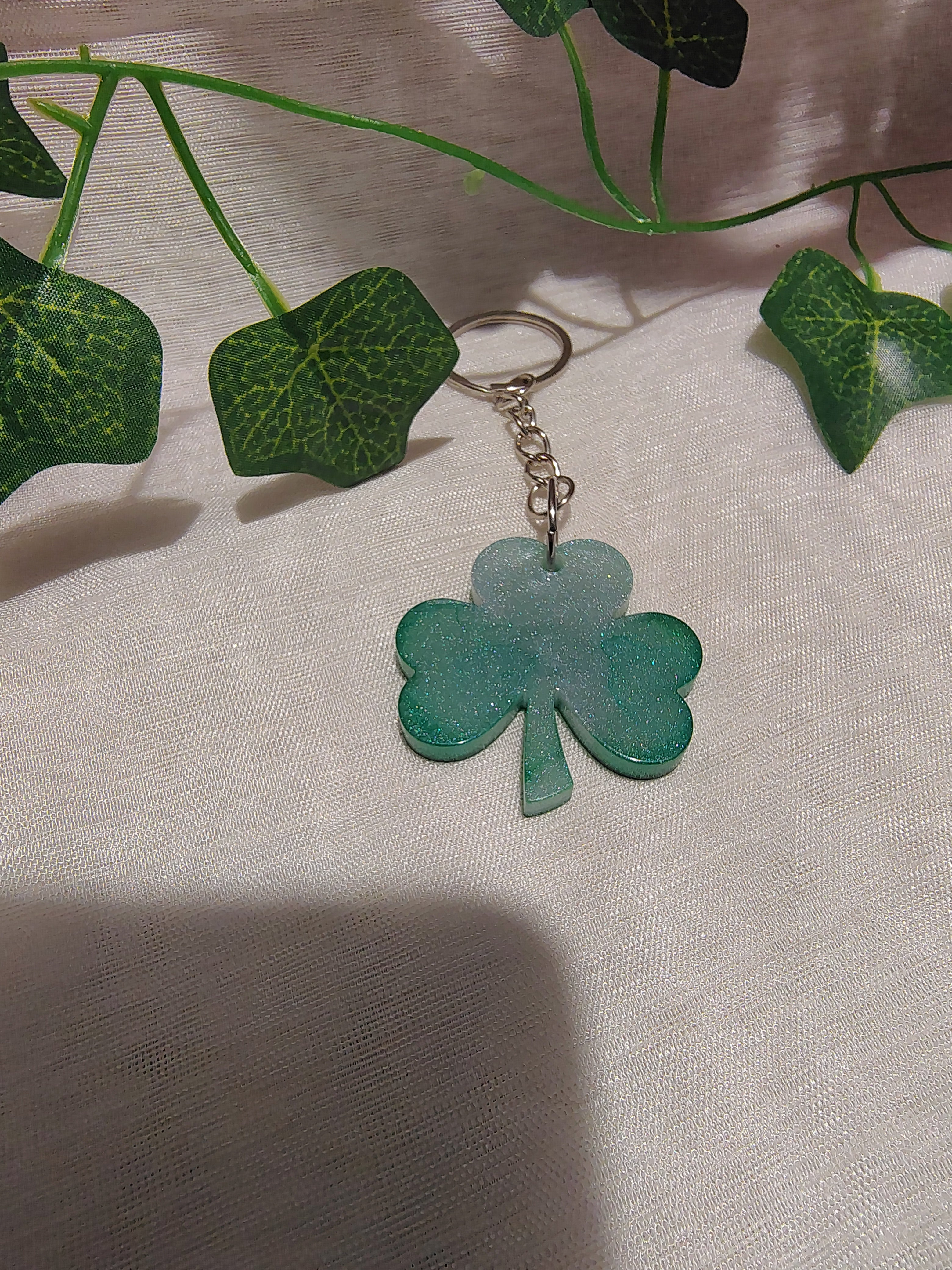 Porte-clés Trèfle en résine époxy fait main – Accessoire porte-bonheur artisanal