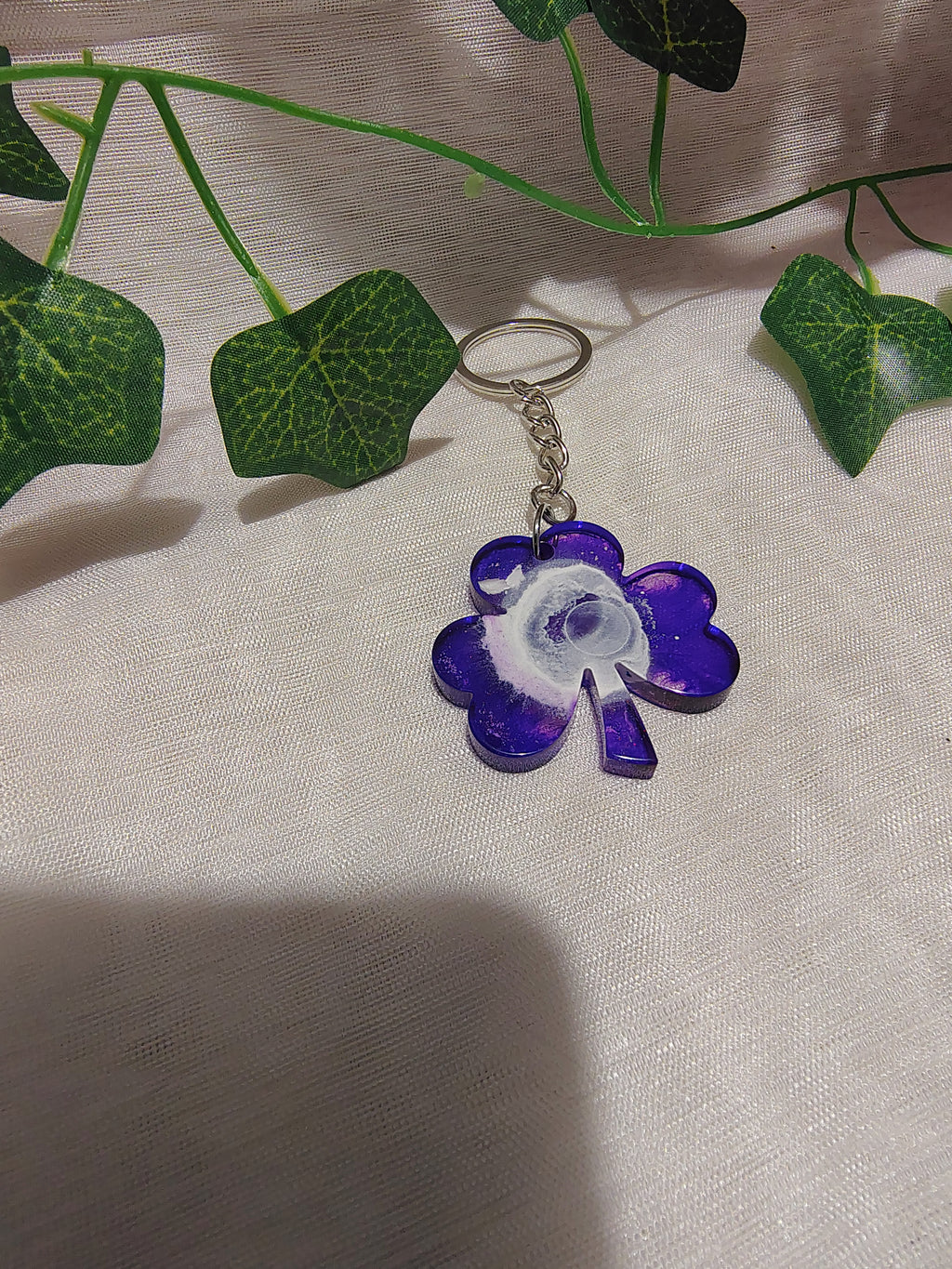 Porte-clés Trèfle en résine époxy fait main – Accessoire porte-bonheur artisanal
