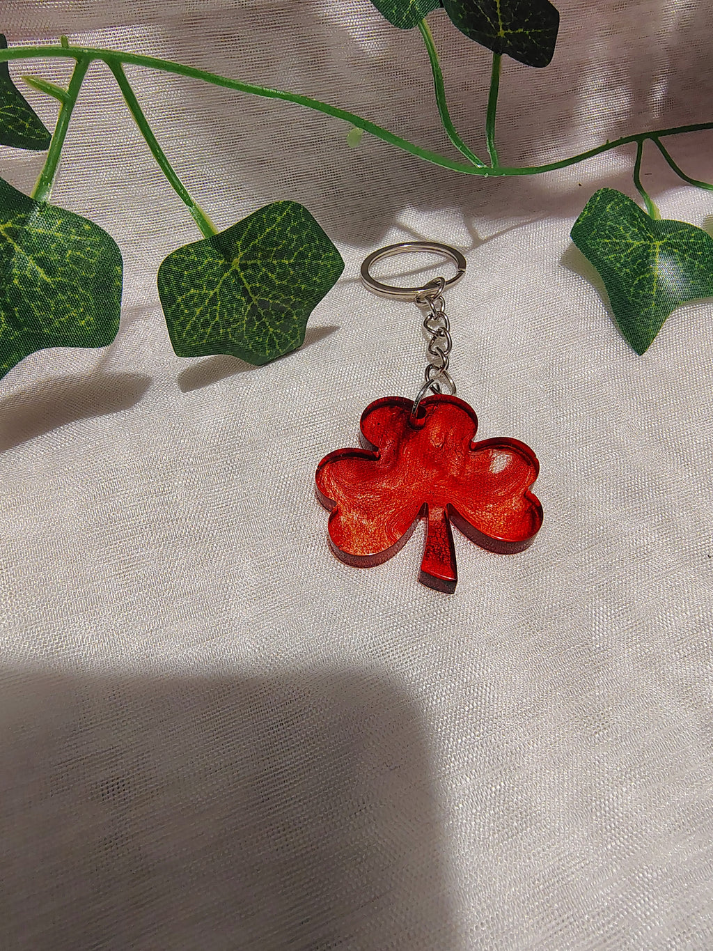 Porte-clés Trèfle en résine époxy fait main – Accessoire porte-bonheur artisanal