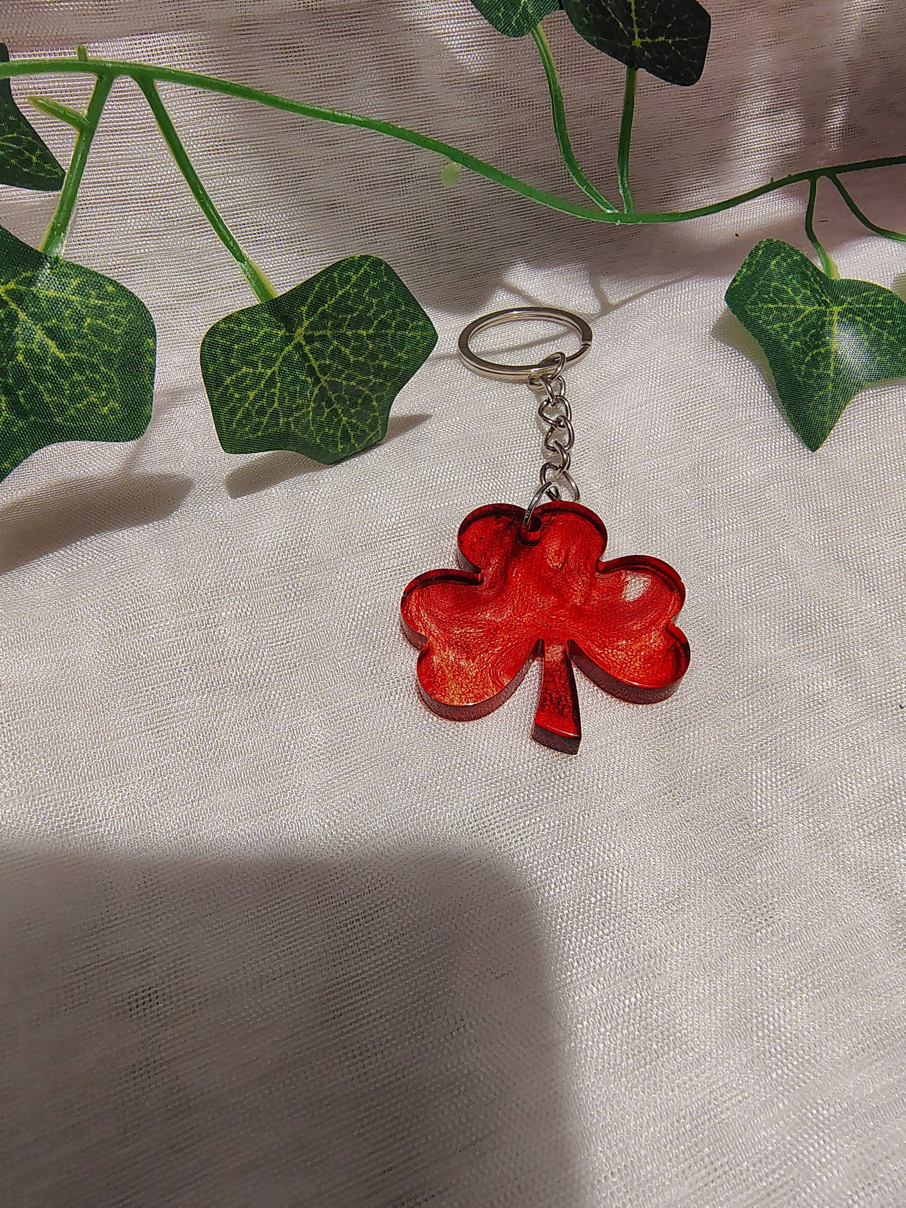 Porte-clés Trèfle en résine époxy fait main – Accessoire porte-bonheur artisanal