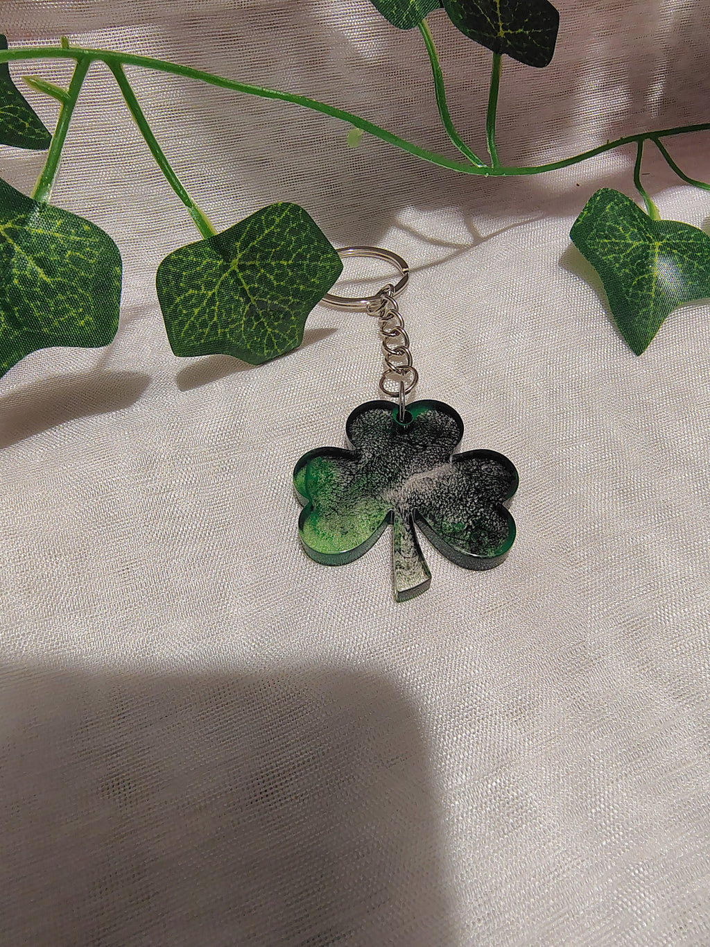 Porte-clés Trèfle en résine époxy fait main – Accessoire porte-bonheur artisanal