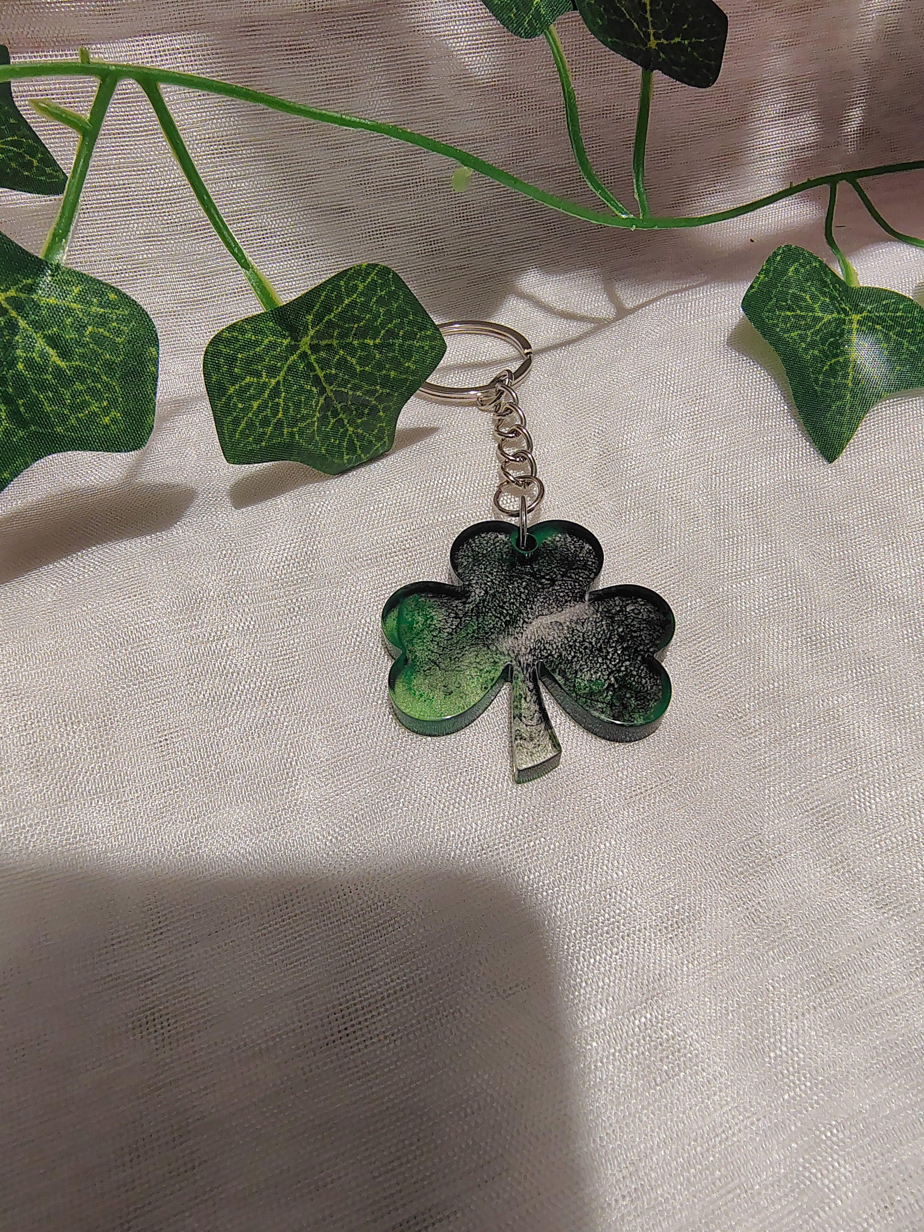 Porte-clés Trèfle en résine époxy fait main – Accessoire porte-bonheur artisanal