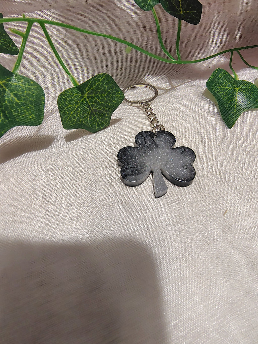 Porte-clés Trèfle en résine époxy fait main – Accessoire porte-bonheur artisanal