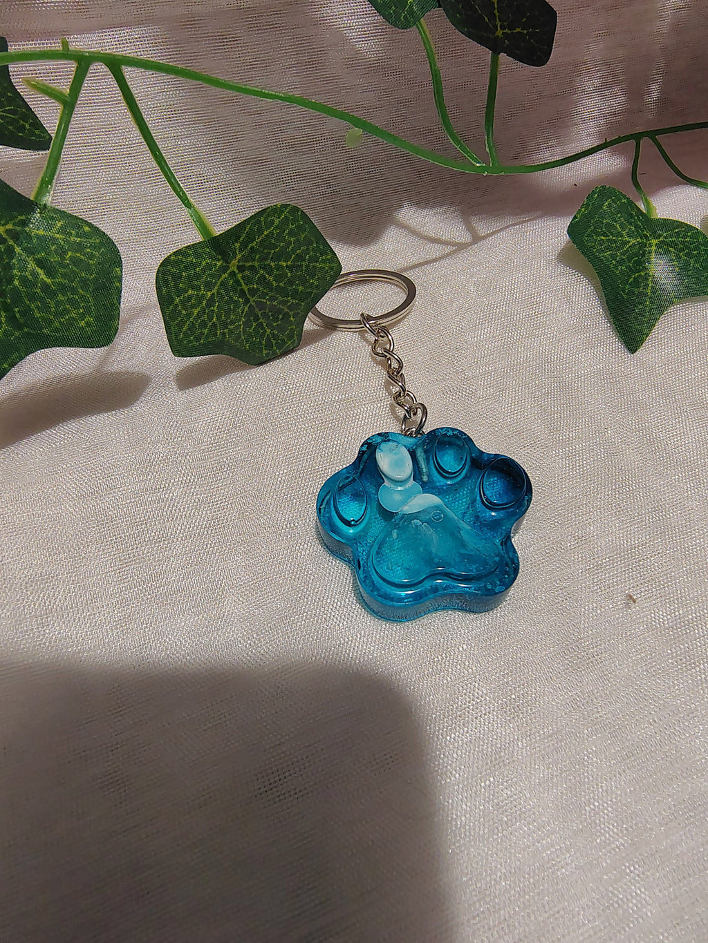 Porte-clés Patte en résine époxy fait main – Accessoire animalier artisanal