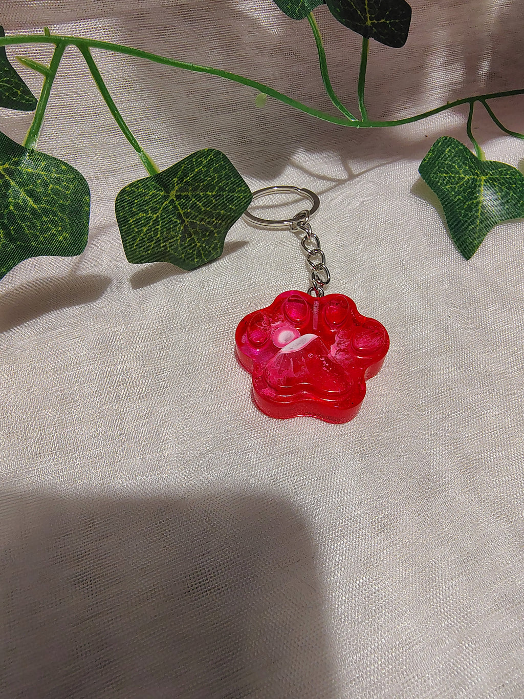 Porte-clés Patte en résine époxy fait main – Accessoire animalier artisanal