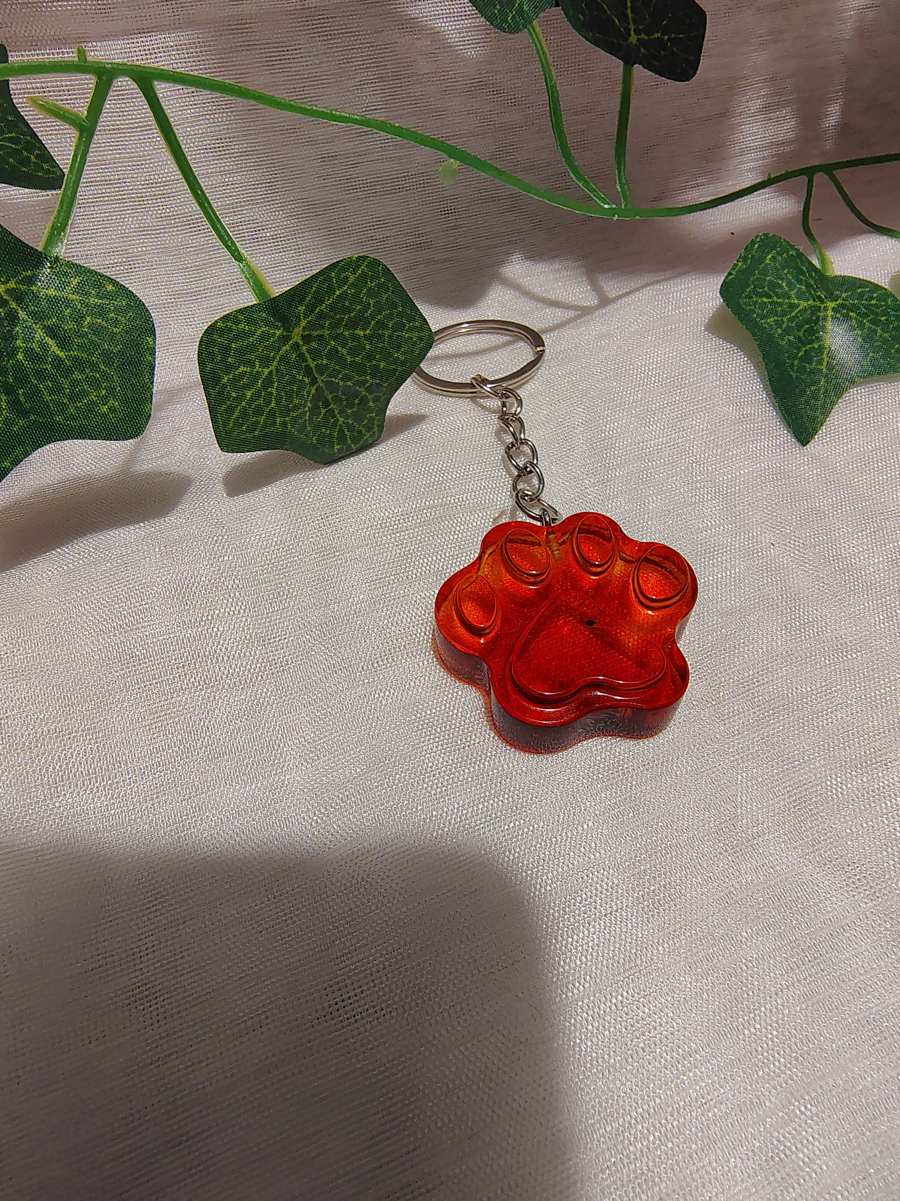 Porte-clés Patte en résine époxy fait main – Accessoire animalier artisanal