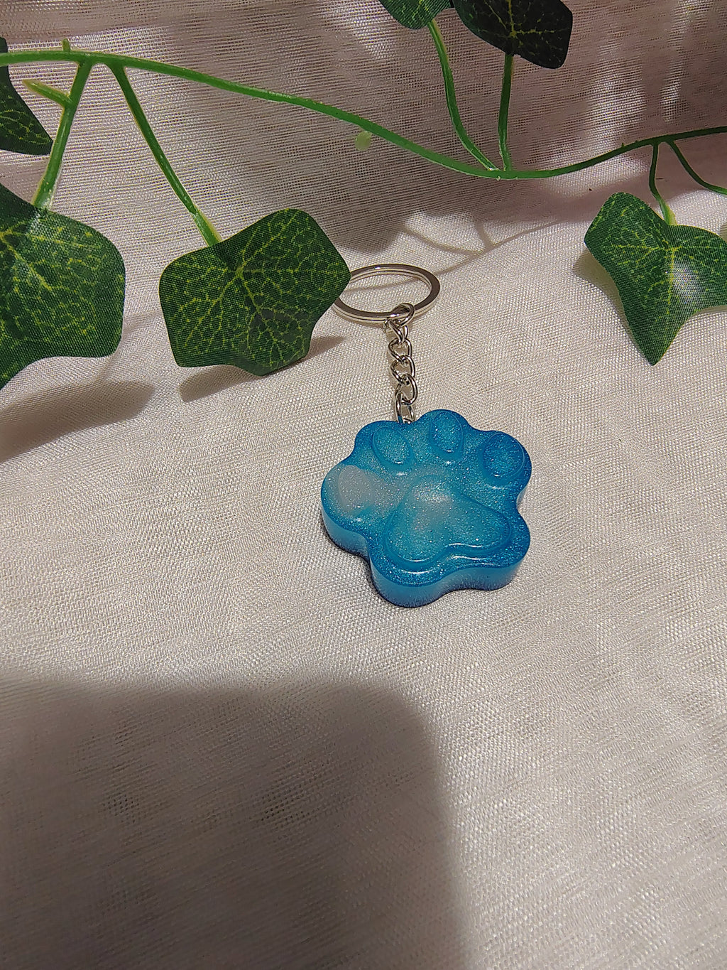 Porte-clés Patte en résine époxy fait main – Accessoire animalier artisanal