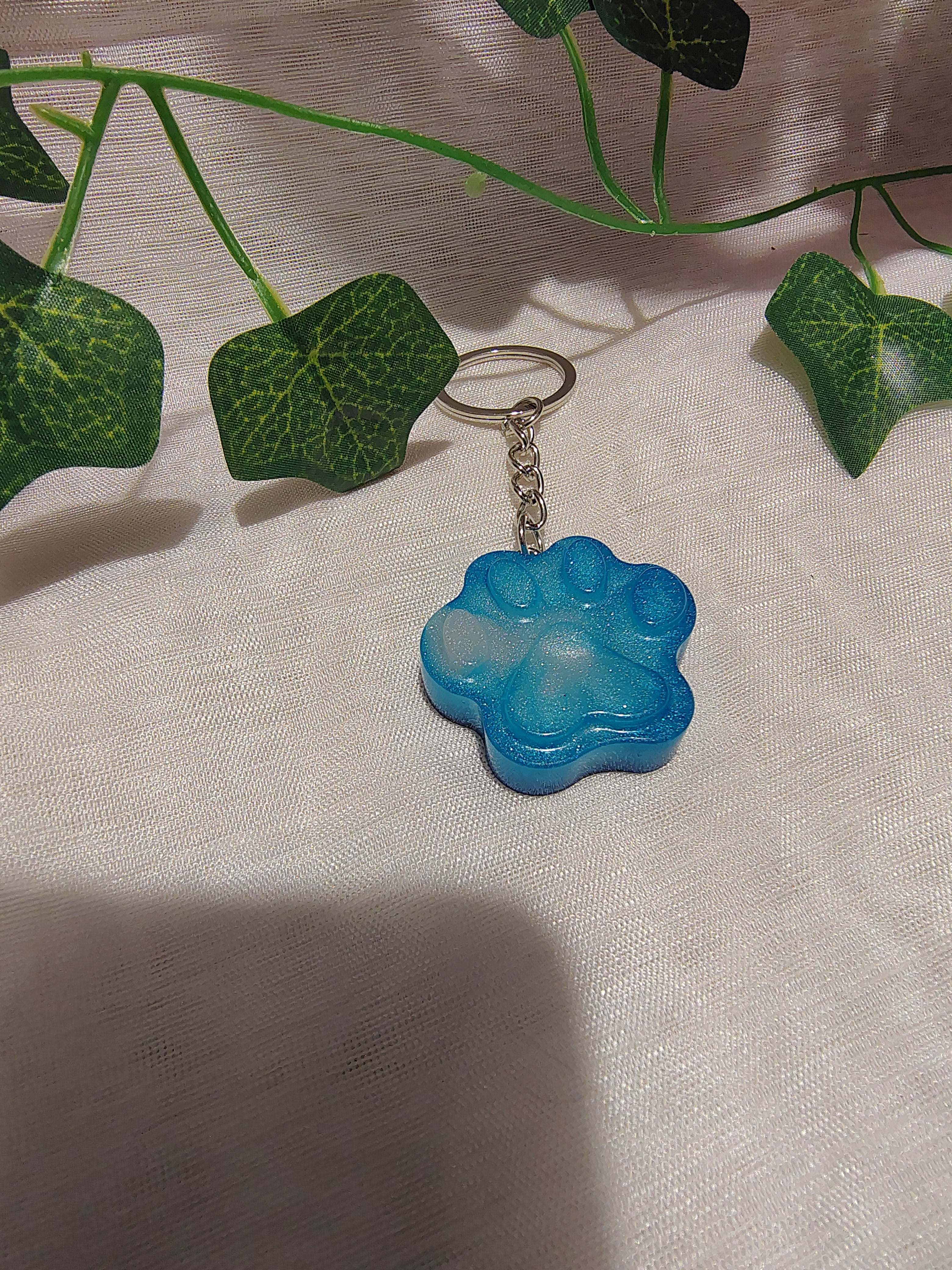 Porte-clés Patte en résine époxy fait main – Accessoire animalier artisanal