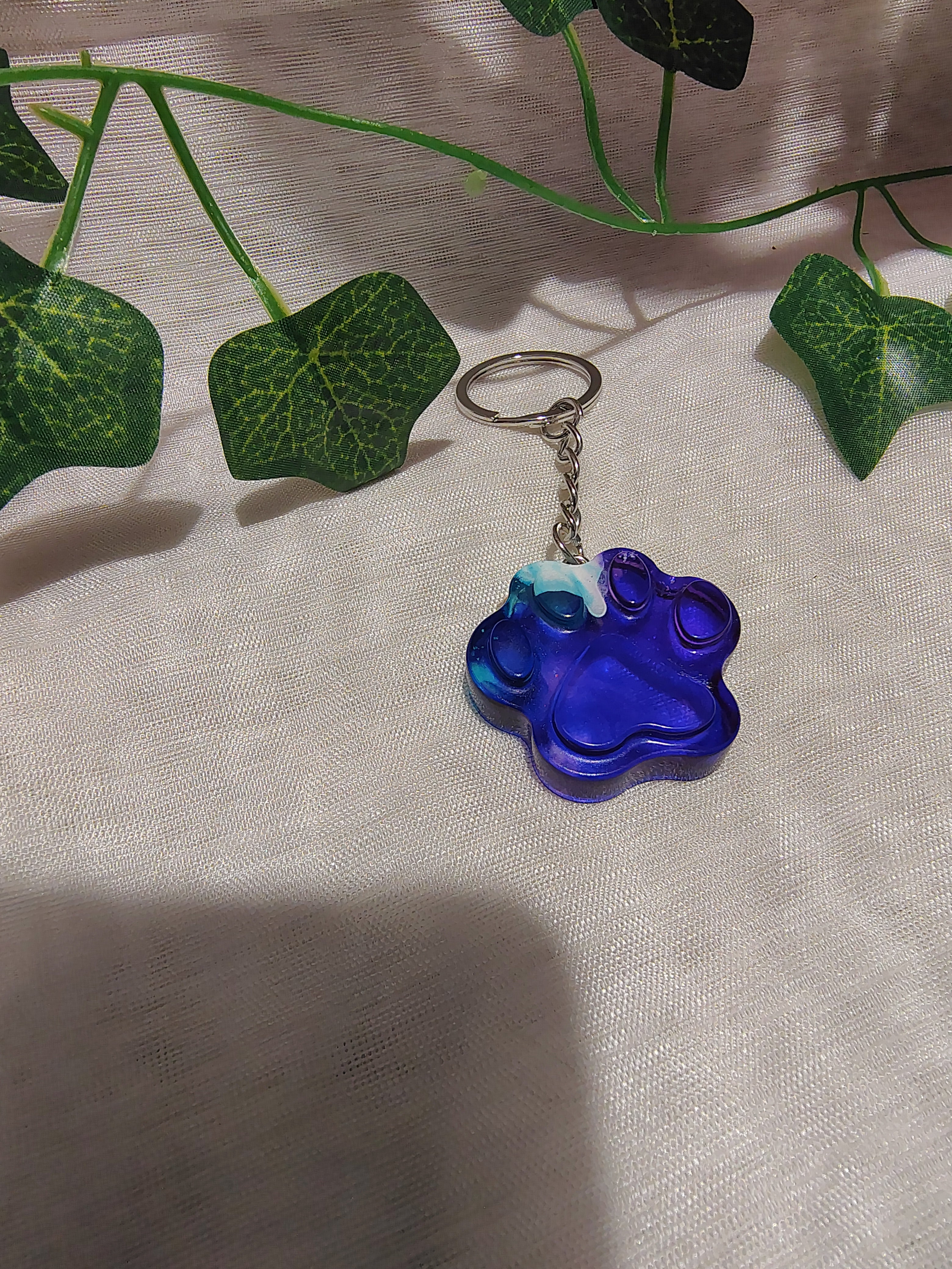 Porte-clés Patte en résine époxy fait main – Accessoire animalier artisanal