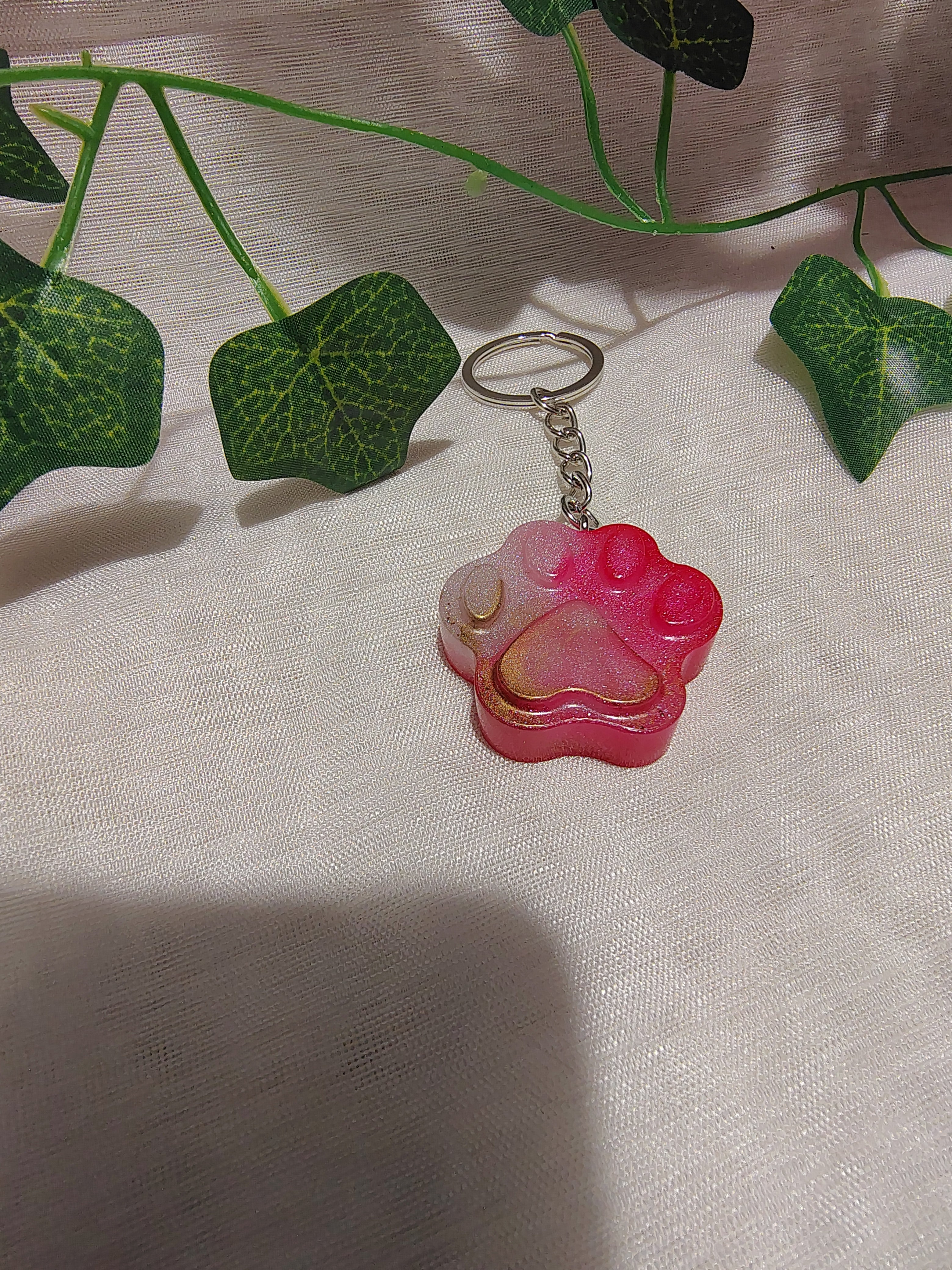 Porte-clés Patte en résine époxy fait main – Accessoire animalier artisanal