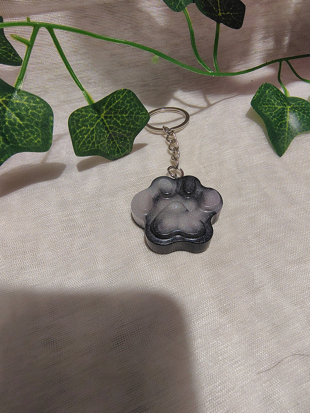 Porte-clés Patte en résine époxy fait main – Accessoire animalier artisanal