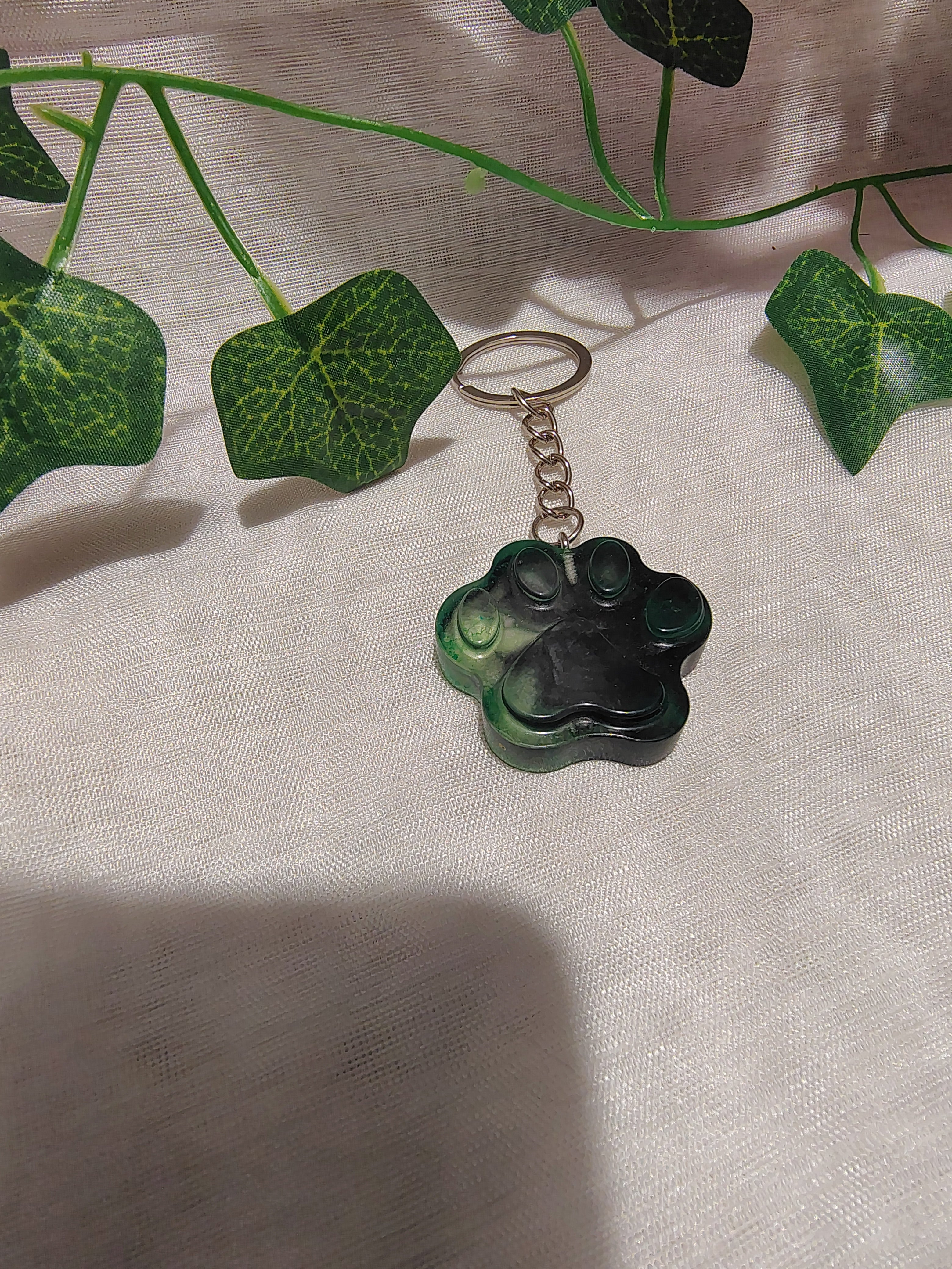 Porte-clés Patte en résine époxy fait main – Accessoire animalier artisanal