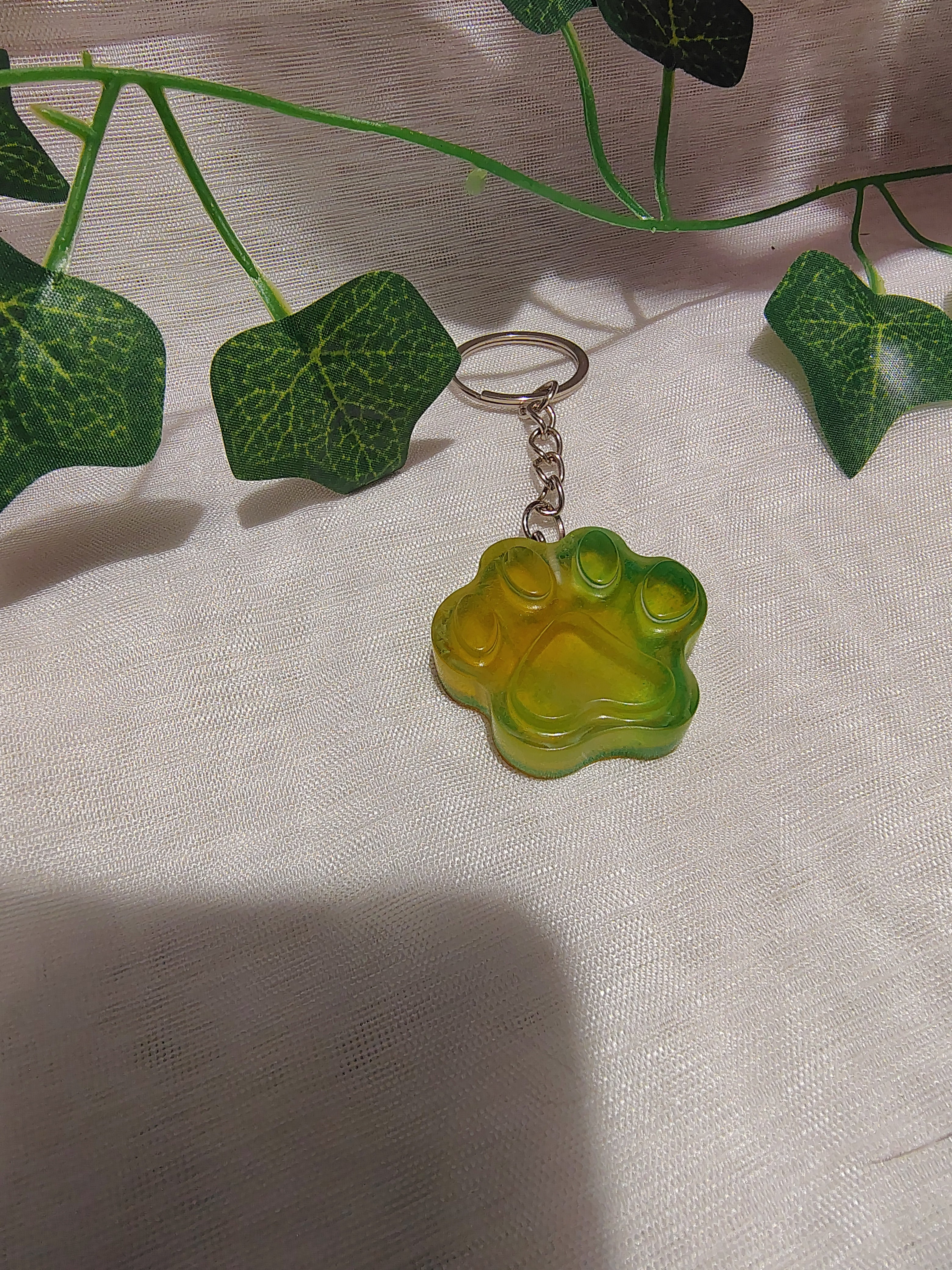 Porte-clés Patte en résine époxy fait main – Accessoire animalier artisanal