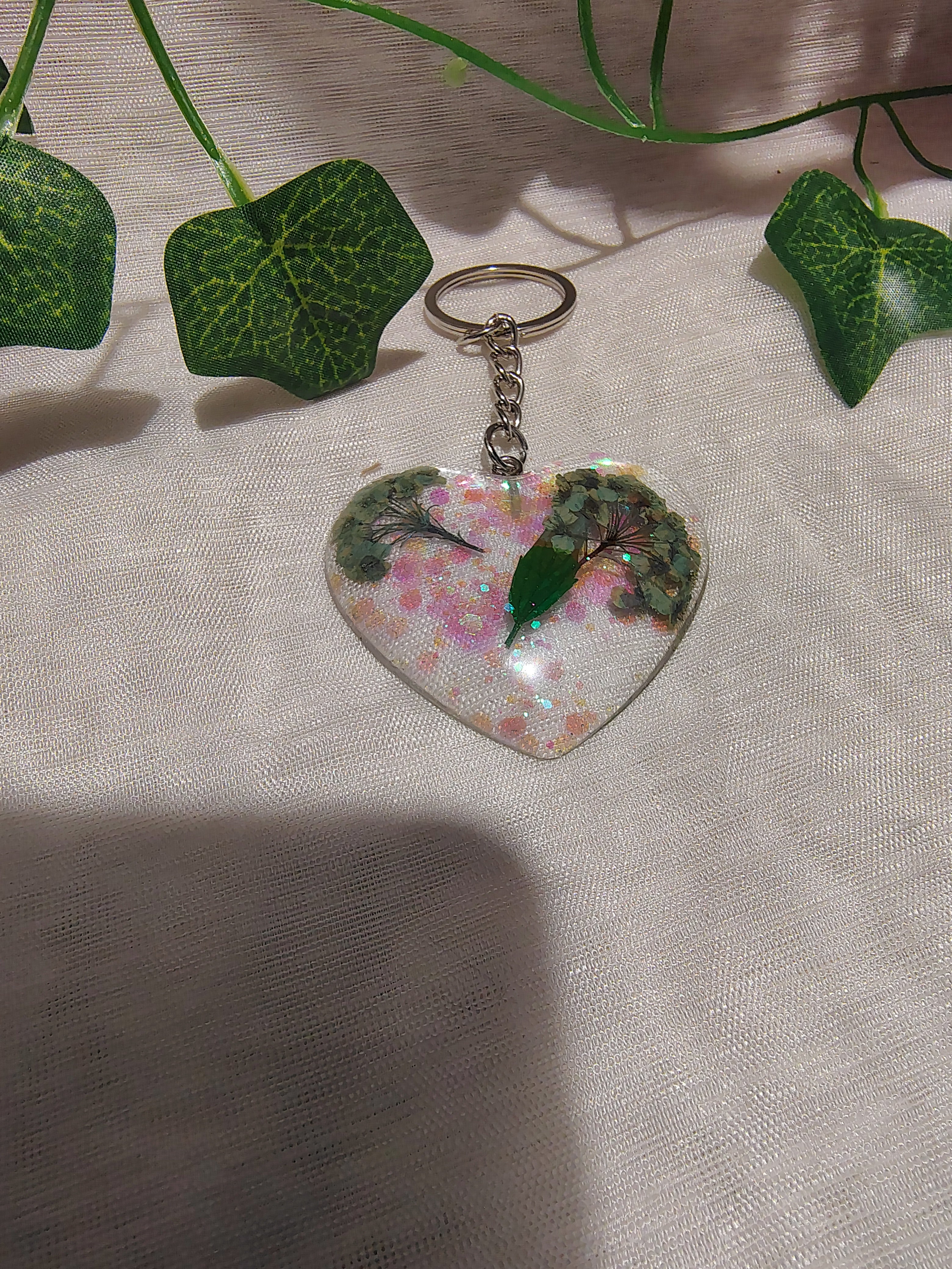 Porte-clés Cœur en résine époxy fait main – Accessoire artisanal plein d’émotion