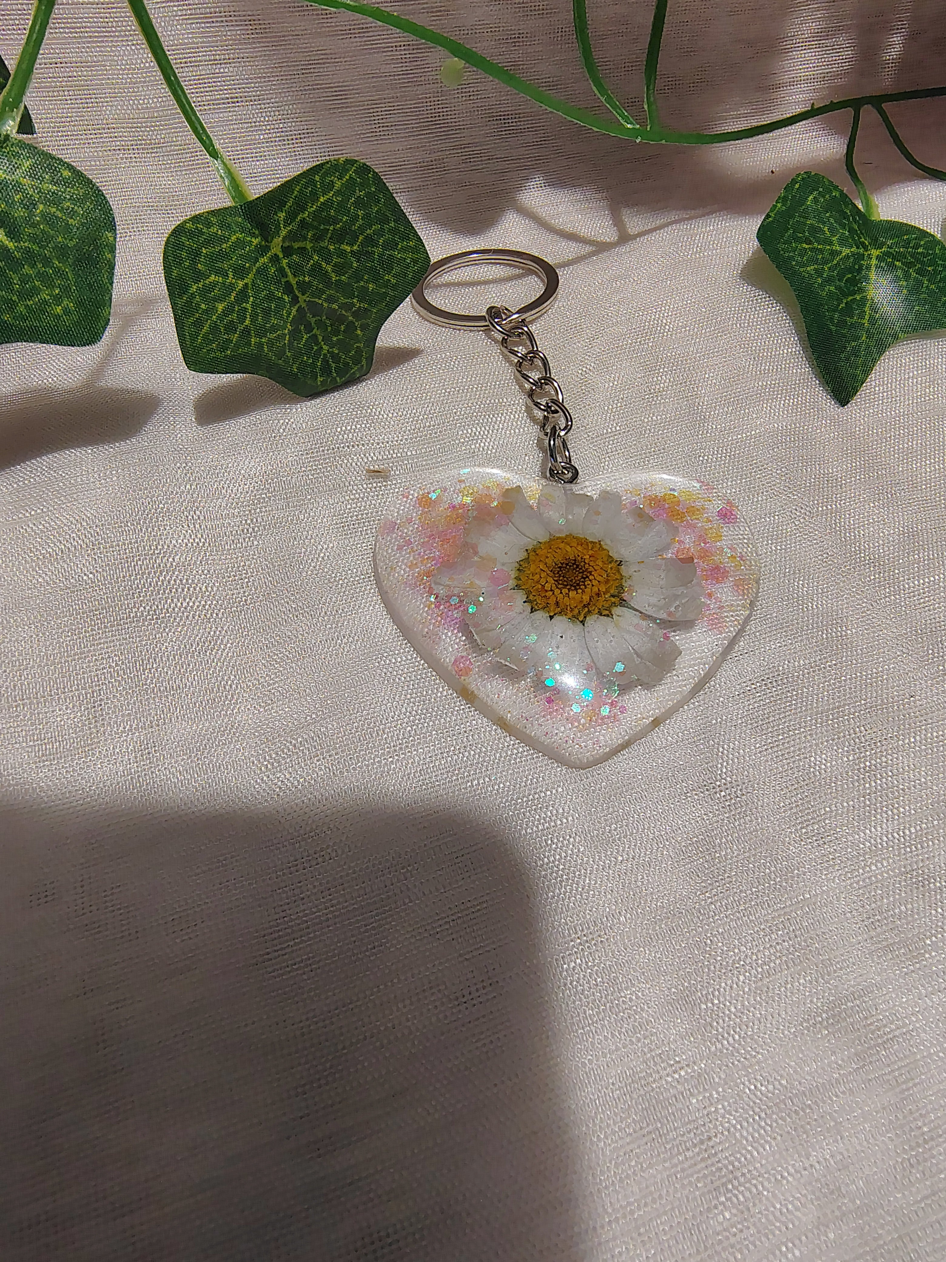 Porte-clés Cœur en résine époxy fait main – Accessoire artisanal plein d’émotion
