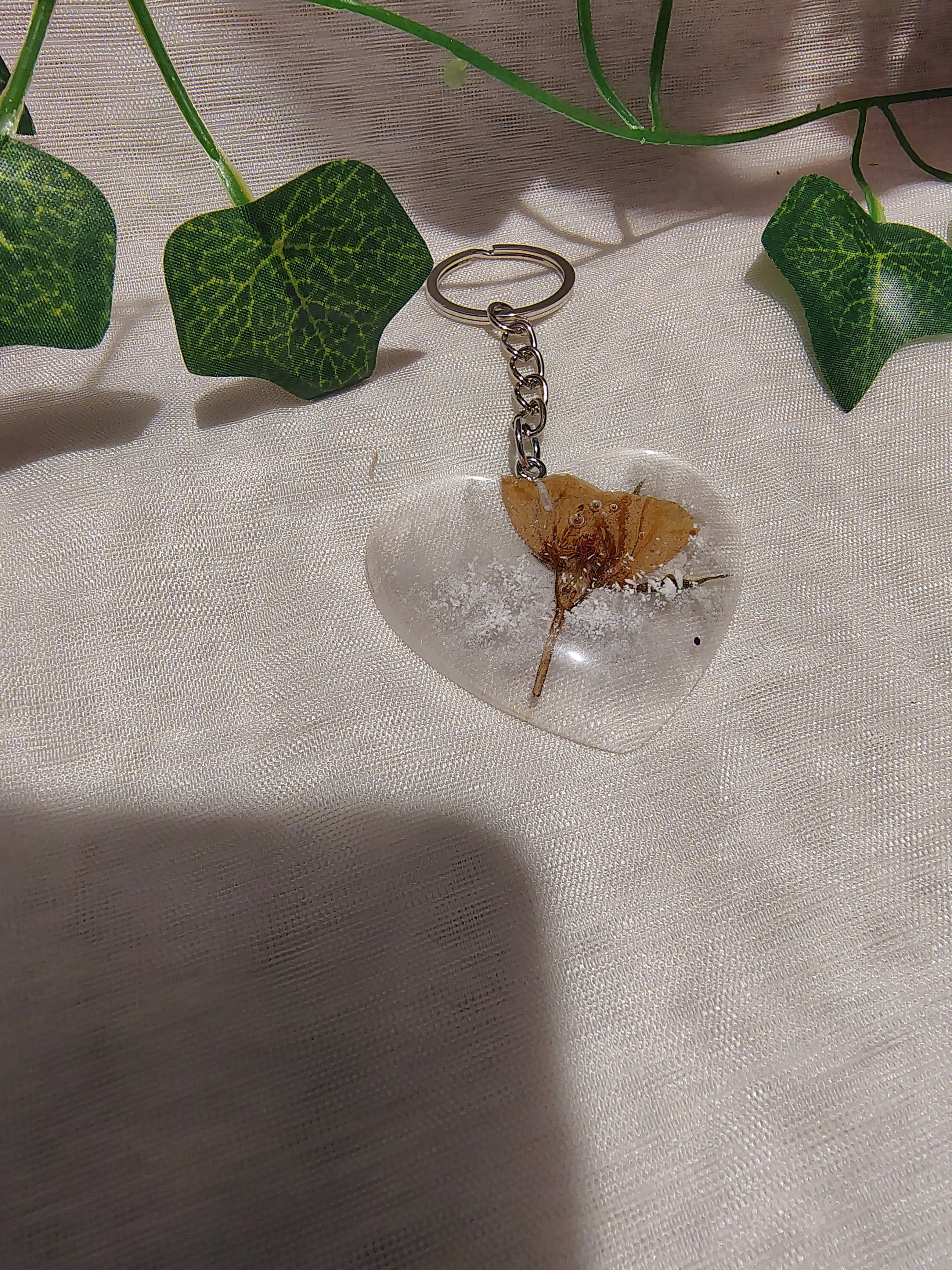 Porte-clés Cœur en résine époxy fait main – Accessoire artisanal plein d’émotion