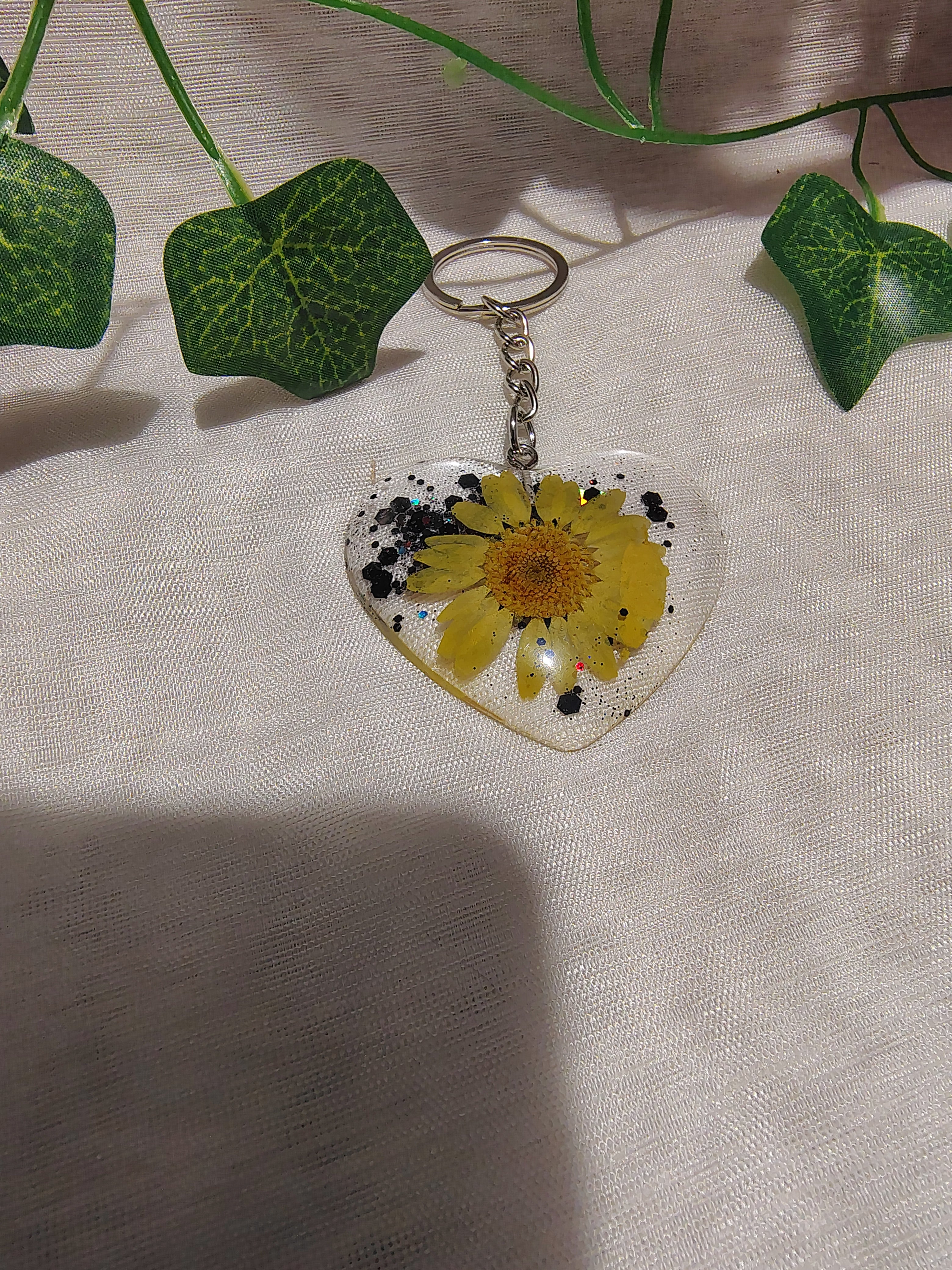 Porte-clés Cœur en résine époxy fait main – Accessoire artisanal plein d’émotion