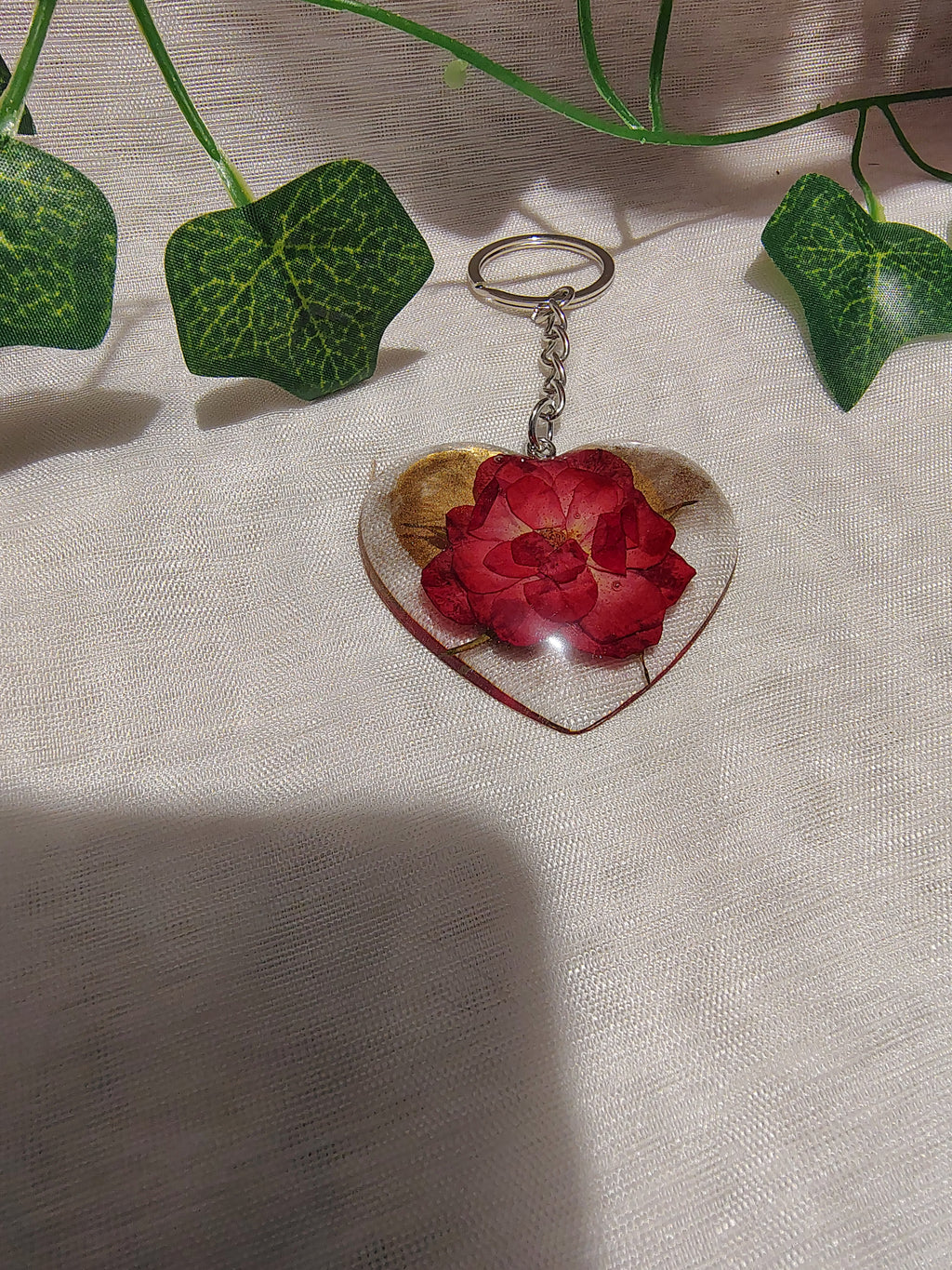 Porte-clés Cœur en résine époxy fait main – Accessoire artisanal plein d’émotion