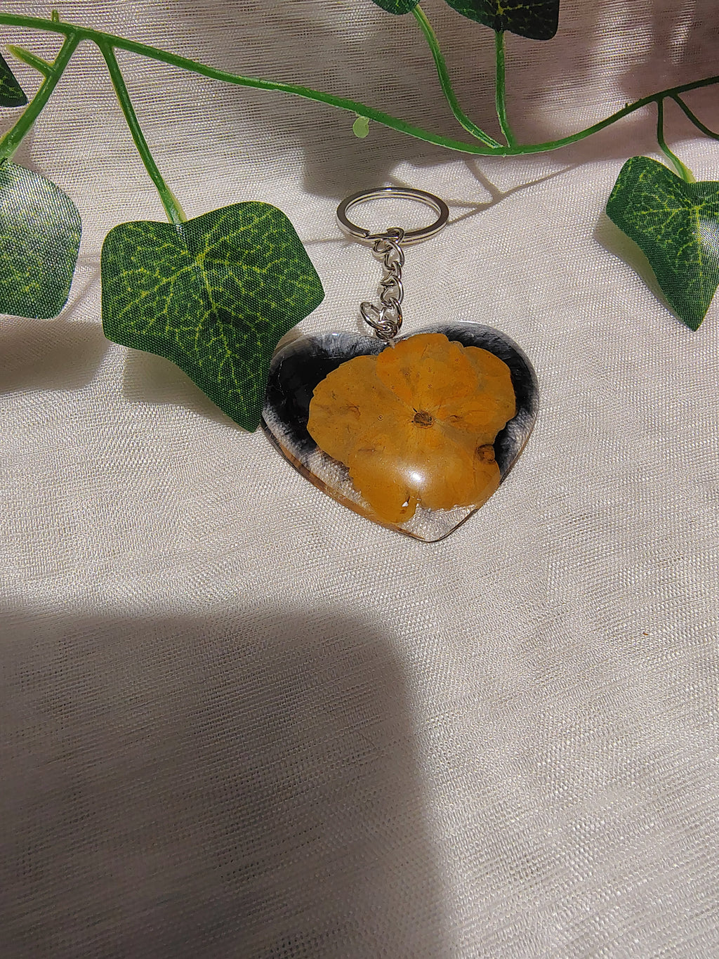 Porte-clés Cœur en résine époxy fait main – Accessoire artisanal plein d’émotion