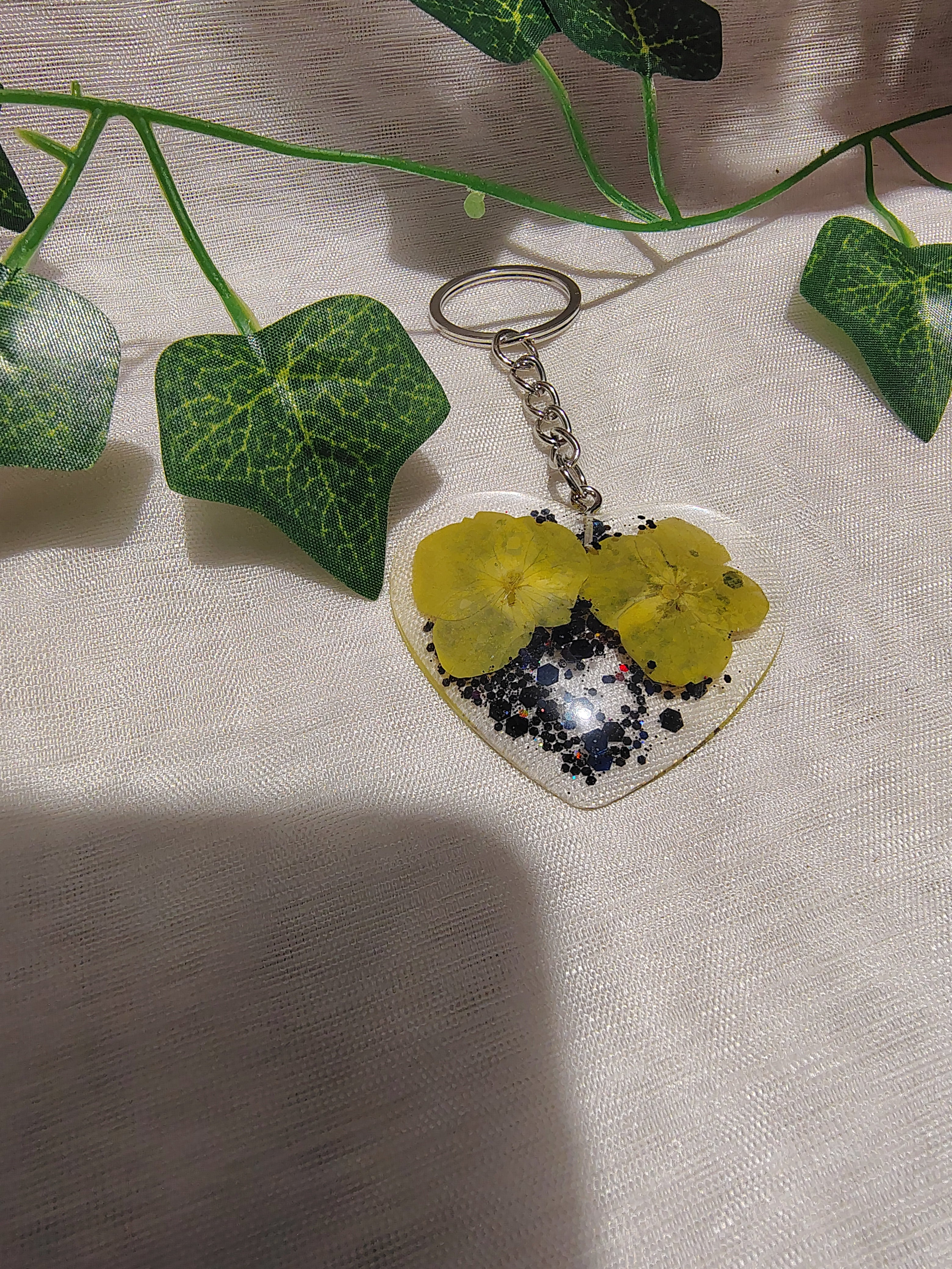Porte-clés Cœur en résine époxy fait main – Accessoire artisanal plein d’émotion