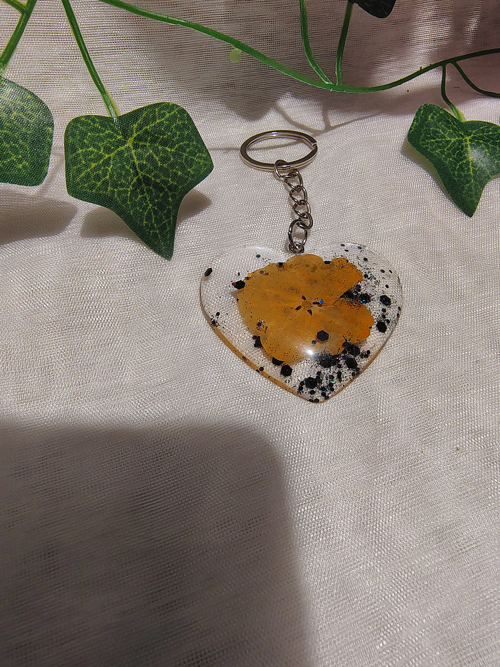 Porte-clés Cœur en résine époxy fait main – Accessoire artisanal plein d’émotion