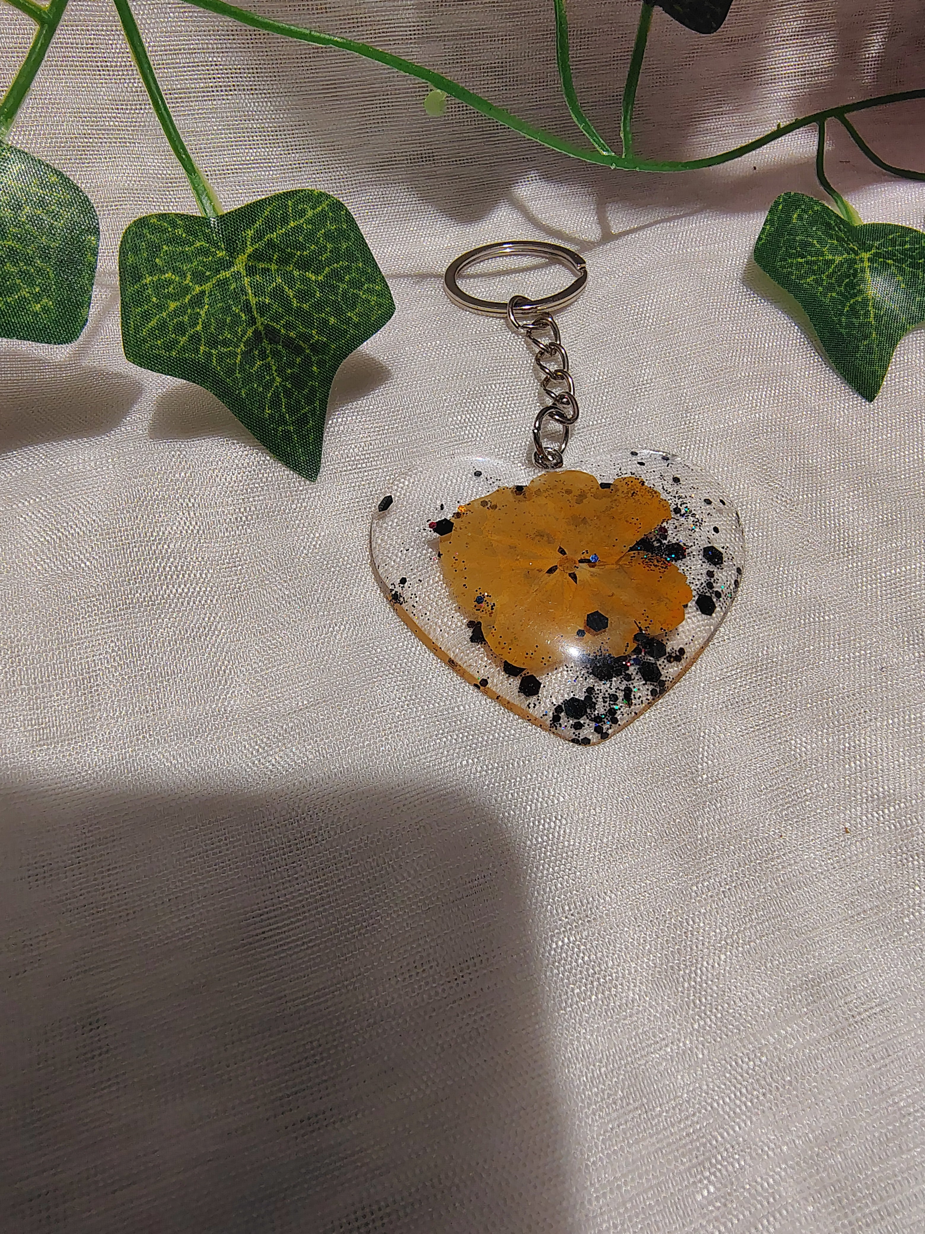 Porte-clés Cœur en résine époxy fait main – Accessoire artisanal plein d’émotion