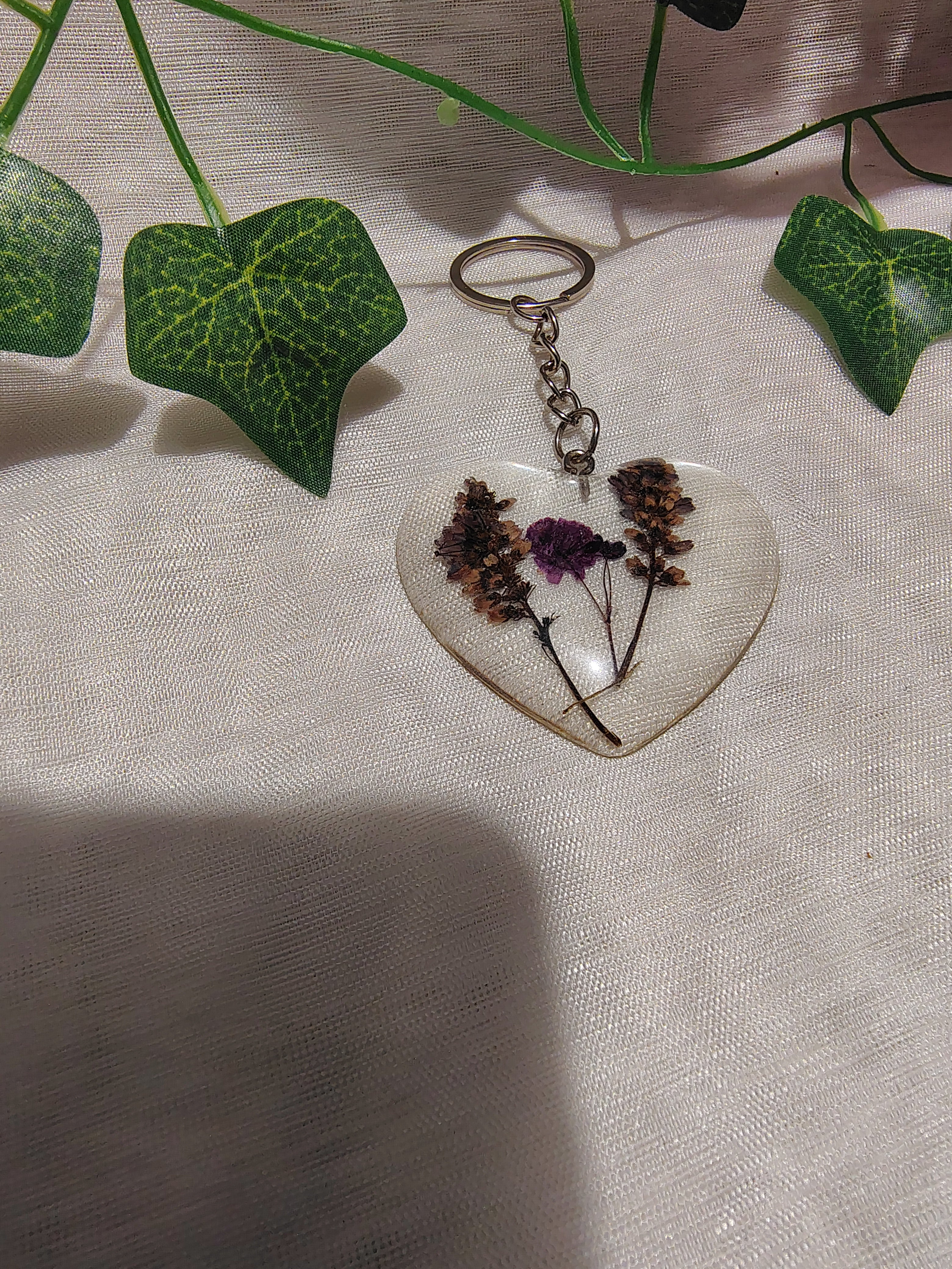 Porte-clés Cœur en résine époxy fait main – Accessoire artisanal plein d’émotion