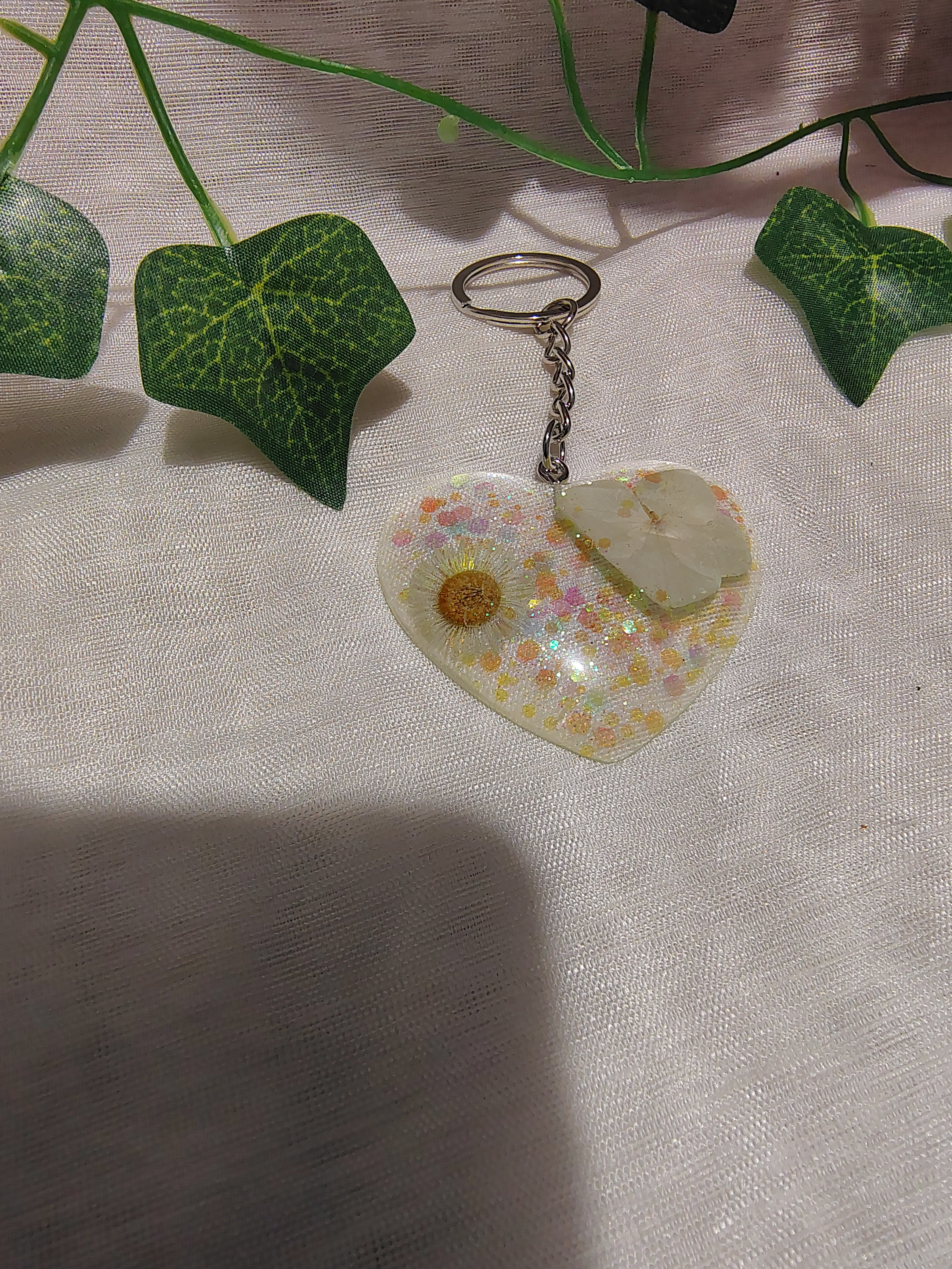 Porte-clés Cœur en résine époxy fait main – Accessoire artisanal plein d’émotion