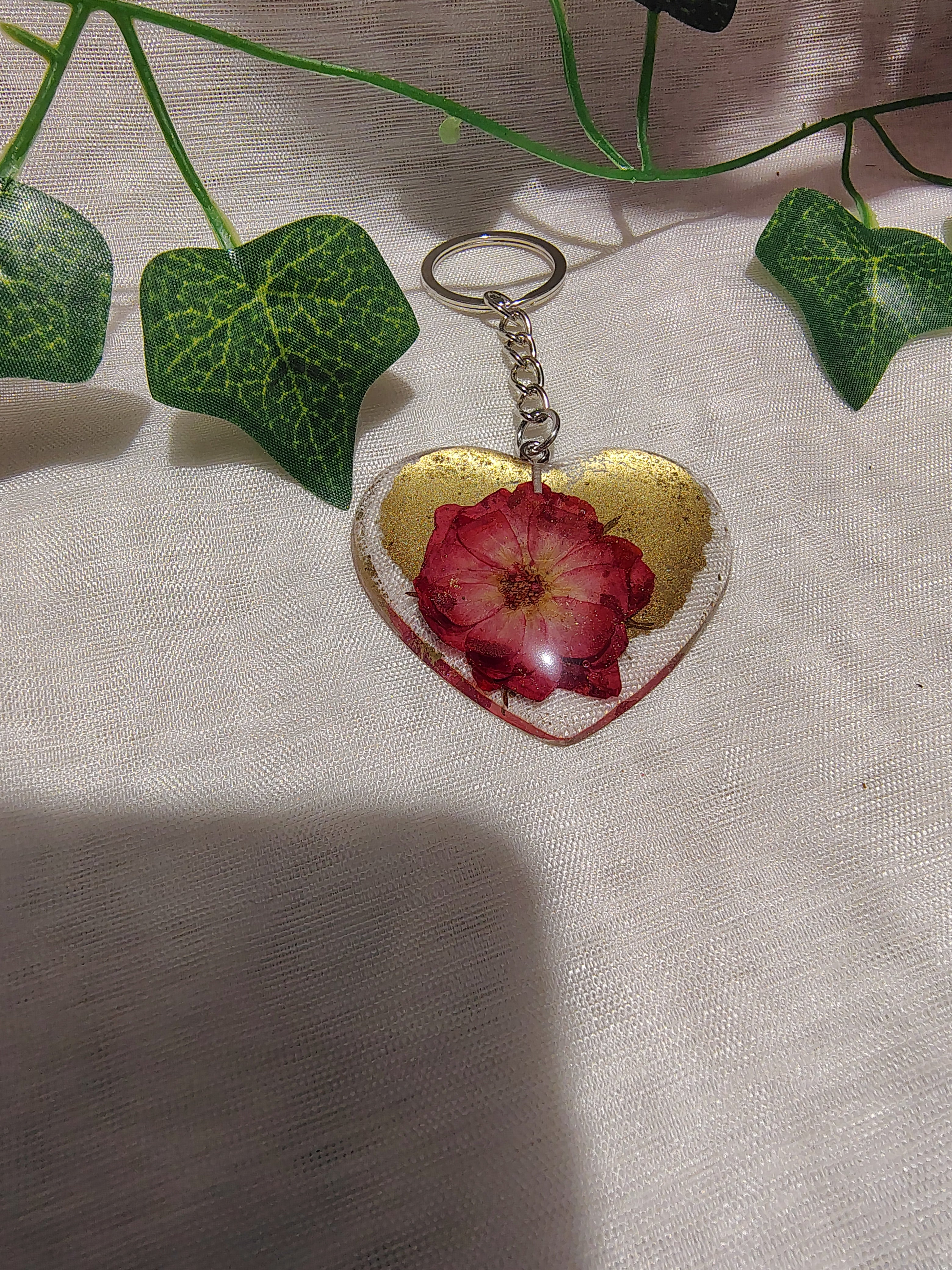 Porte-clés Cœur en résine époxy fait main – Accessoire artisanal plein d’émotion