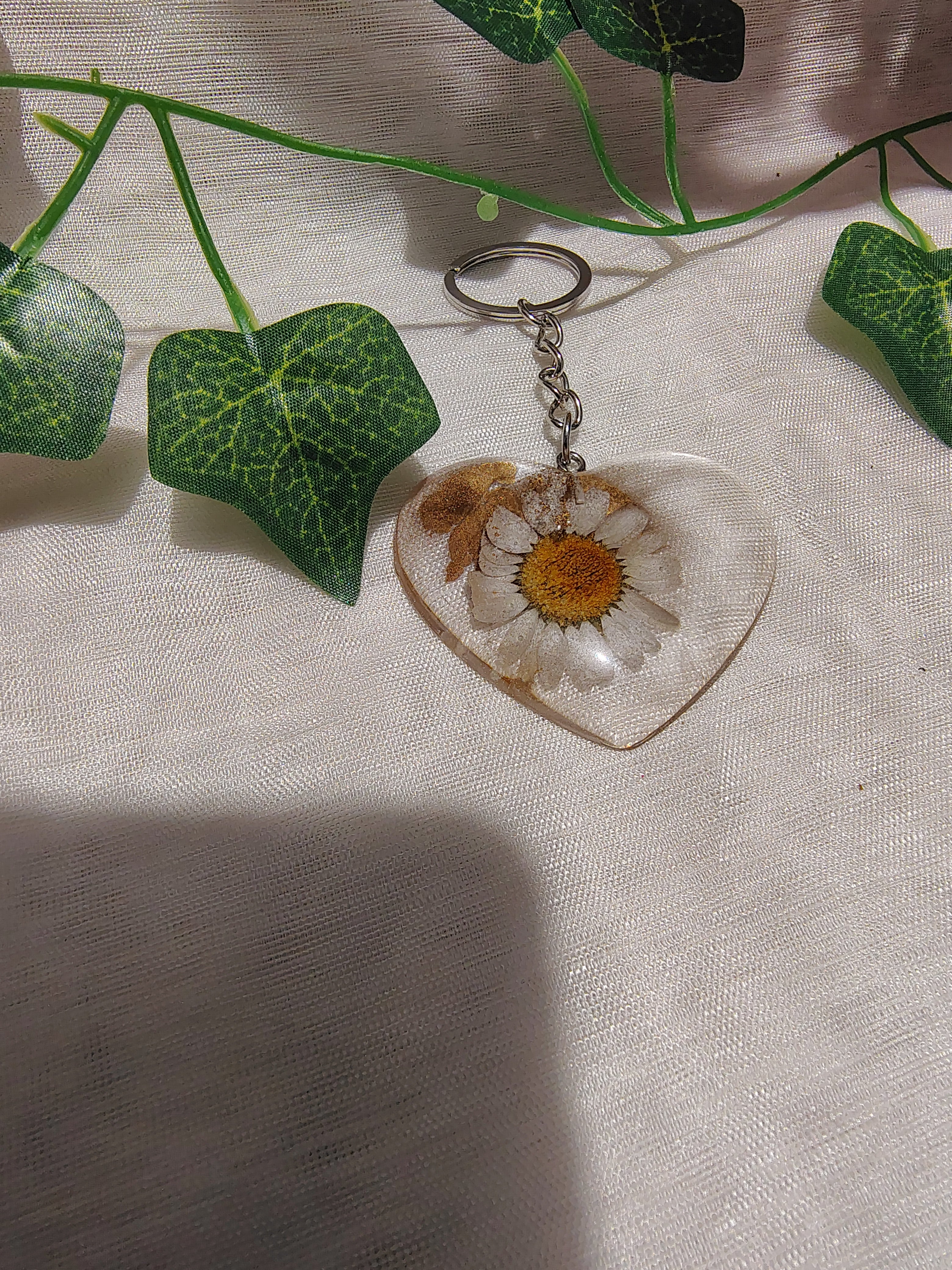 Porte-clés Cœur en résine époxy fait main – Accessoire artisanal plein d’émotion