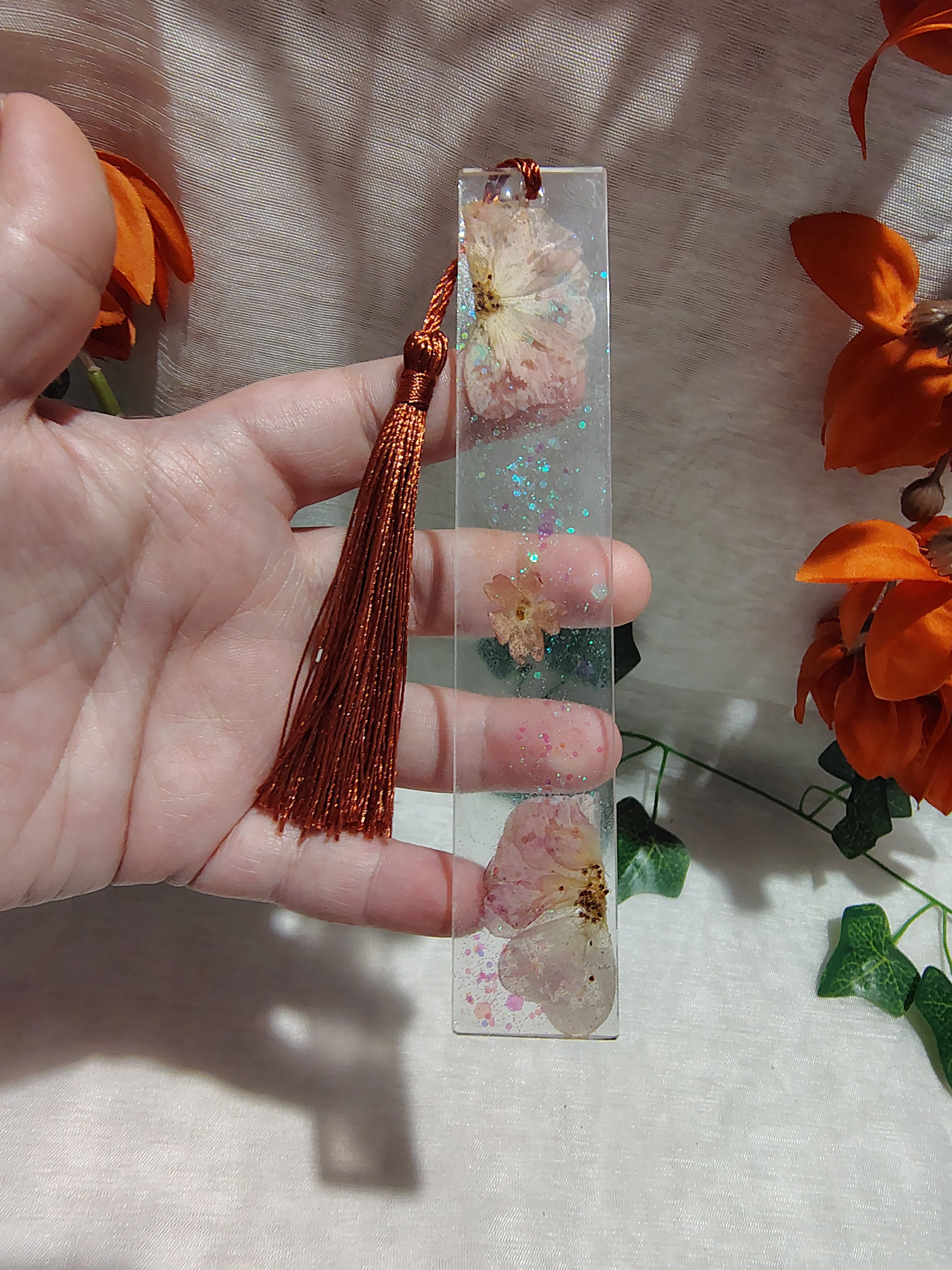 Marque-page en résine époxy fait main – Accessoire de lecture artisanal et élégant