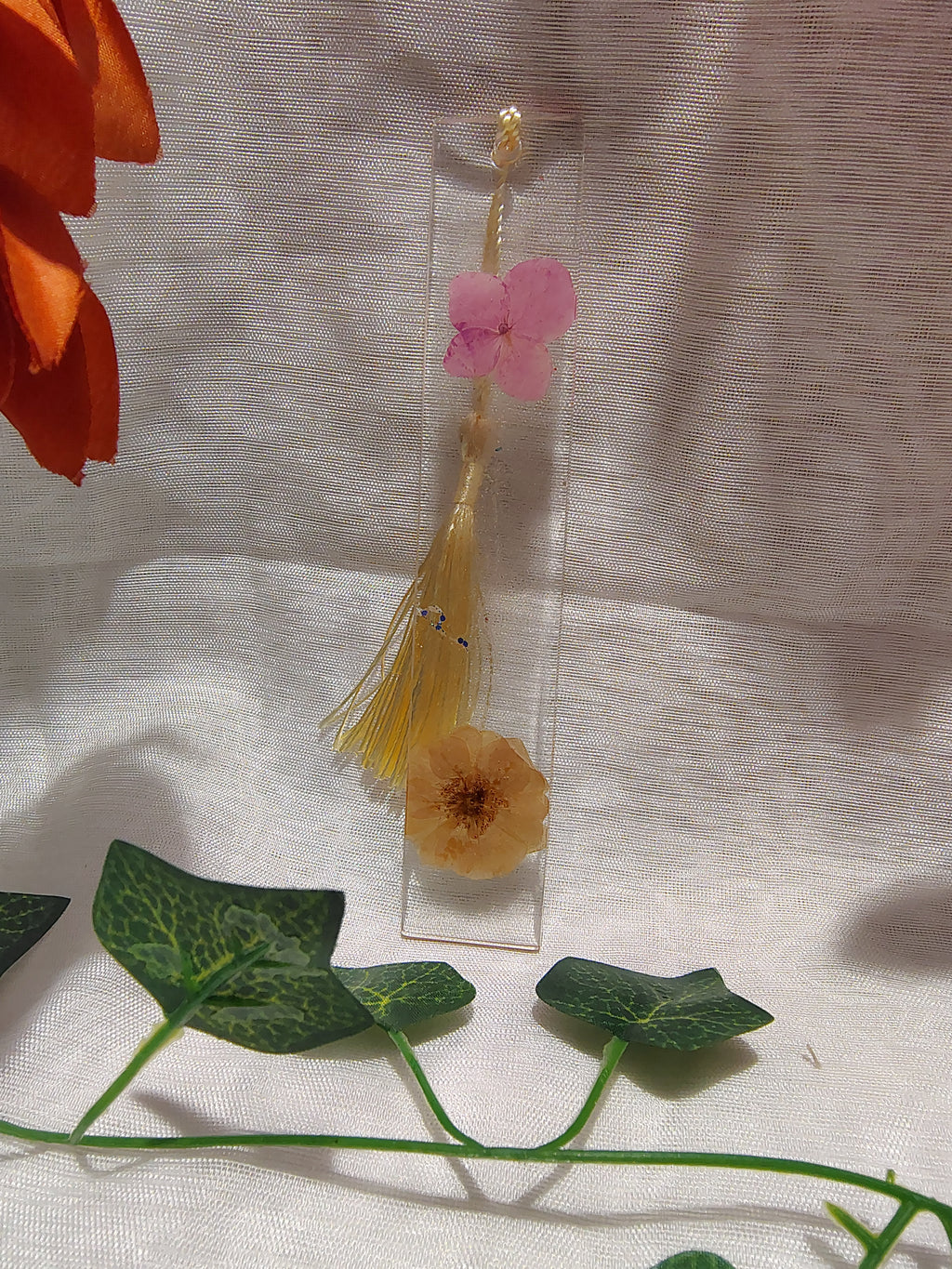 Marque-page en résine époxy fait main – Accessoire de lecture artisanal et élégant