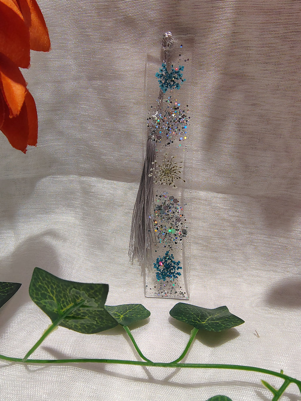 Marque-page en résine époxy fait main – Accessoire de lecture artisanal et élégant