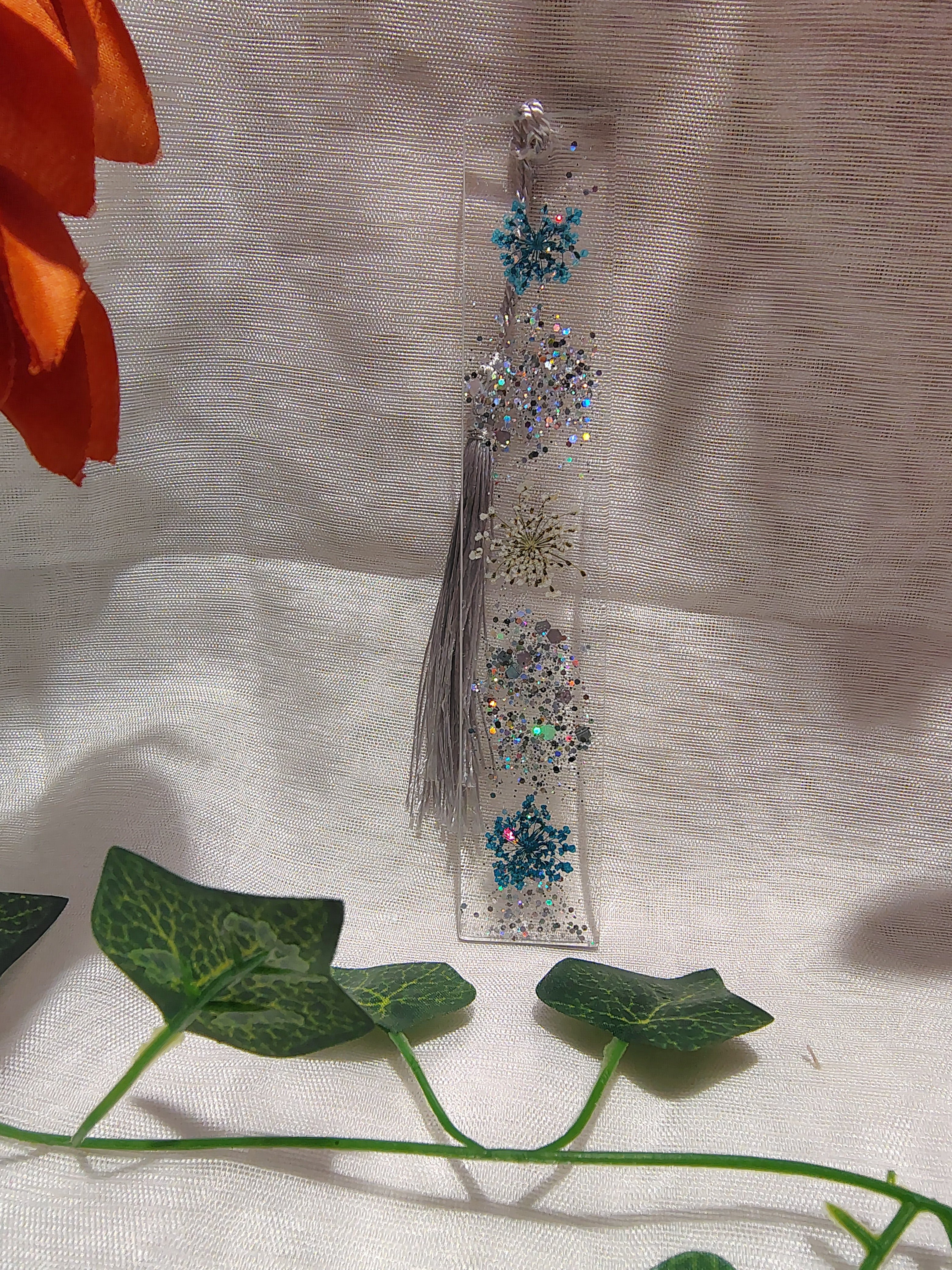 Marque-page en résine époxy fait main – Accessoire de lecture artisanal et élégant