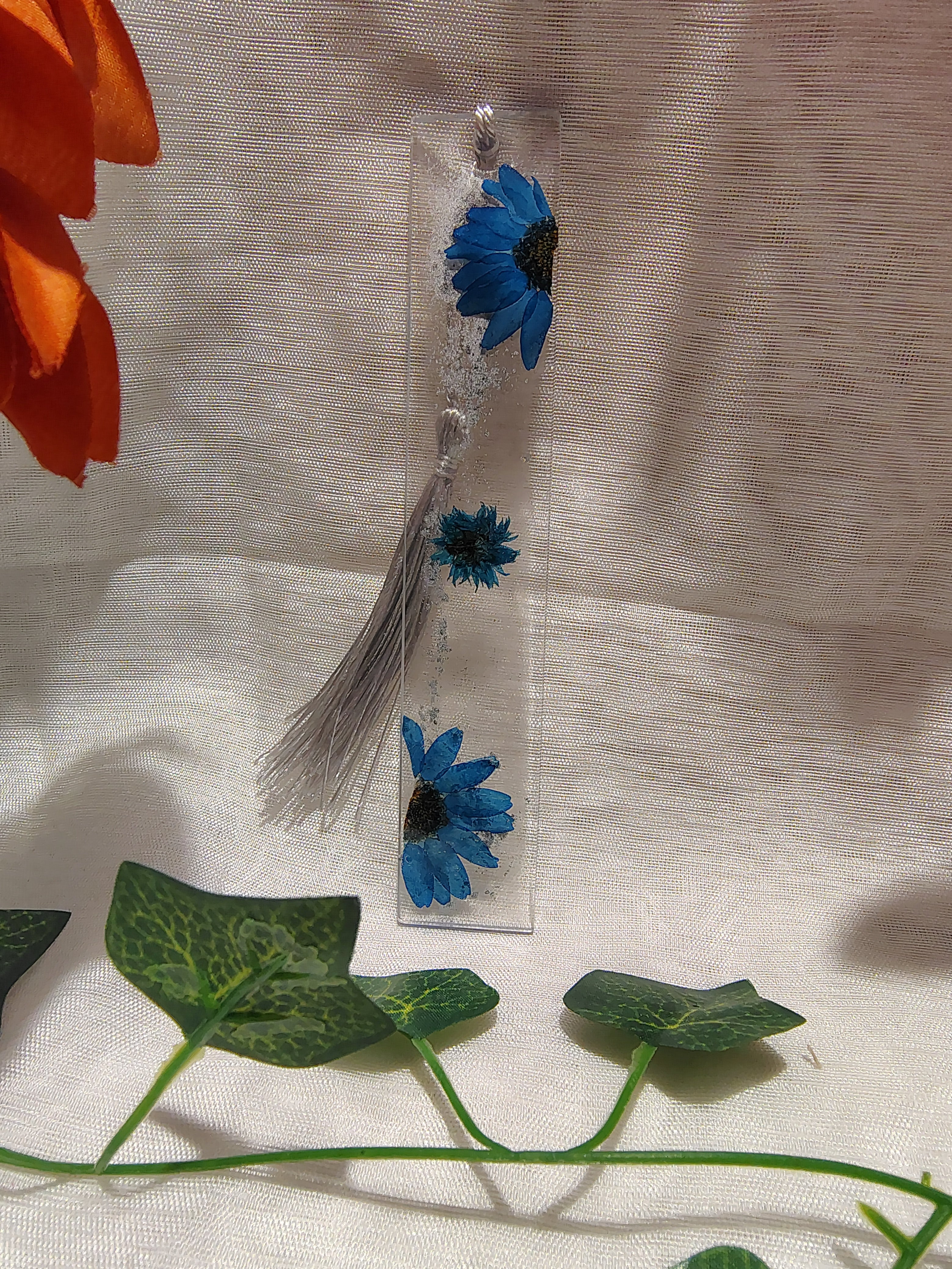 Marque-page en résine époxy fait main – Accessoire de lecture artisanal et élégant