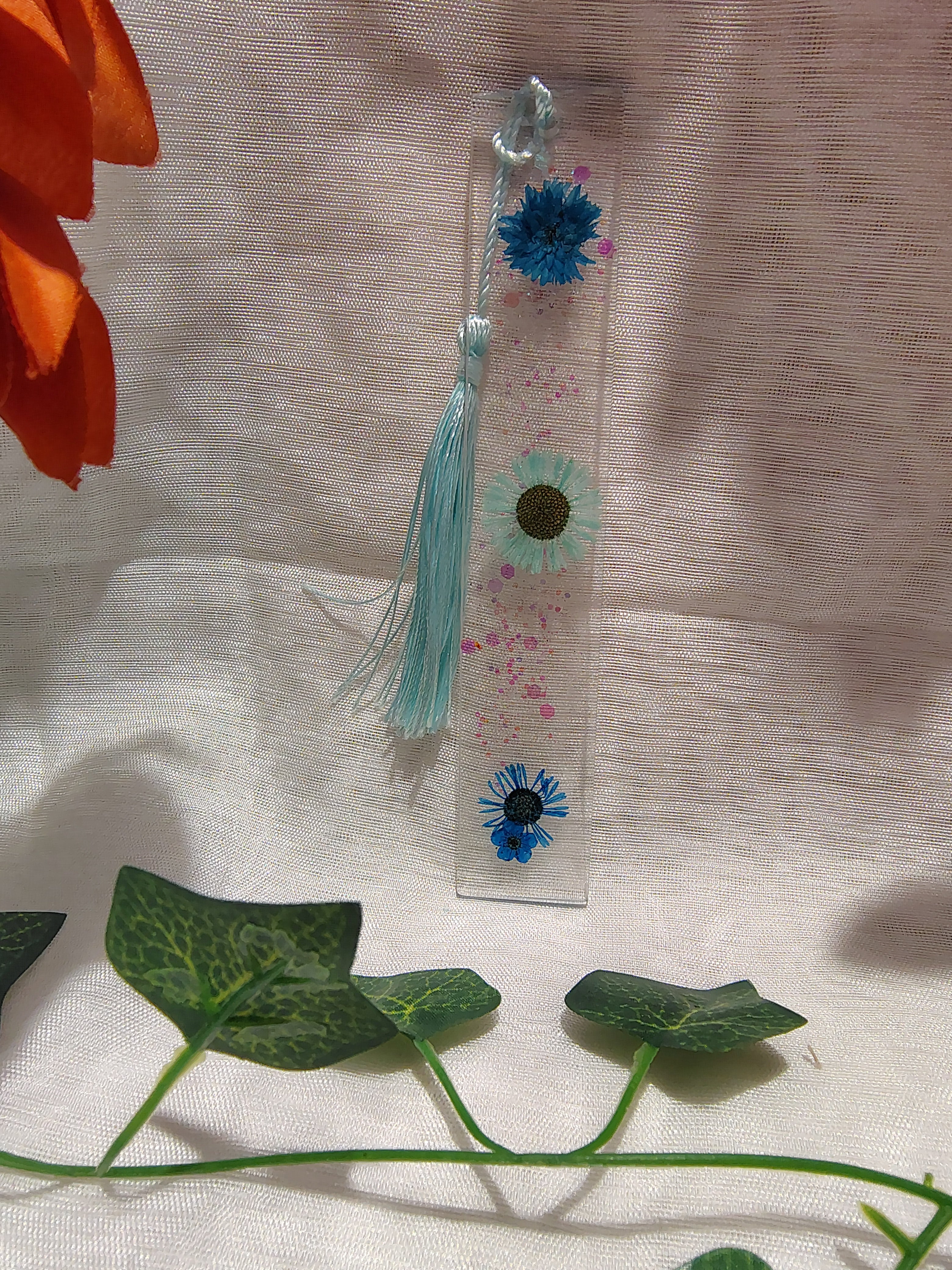 Marque-page en résine époxy fait main – Accessoire de lecture artisanal et élégant