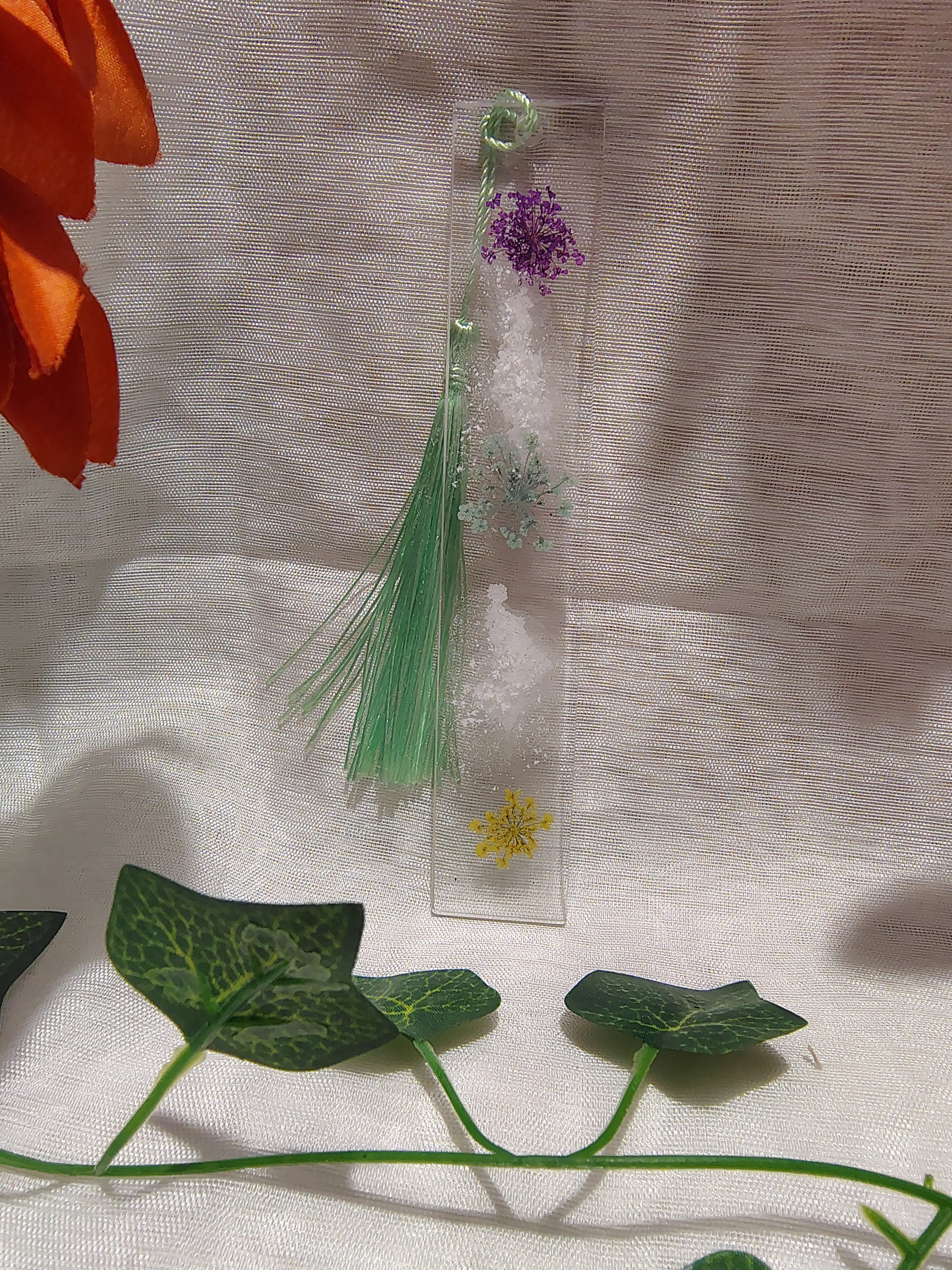 Marque-page en résine époxy fait main – Accessoire de lecture artisanal et élégant