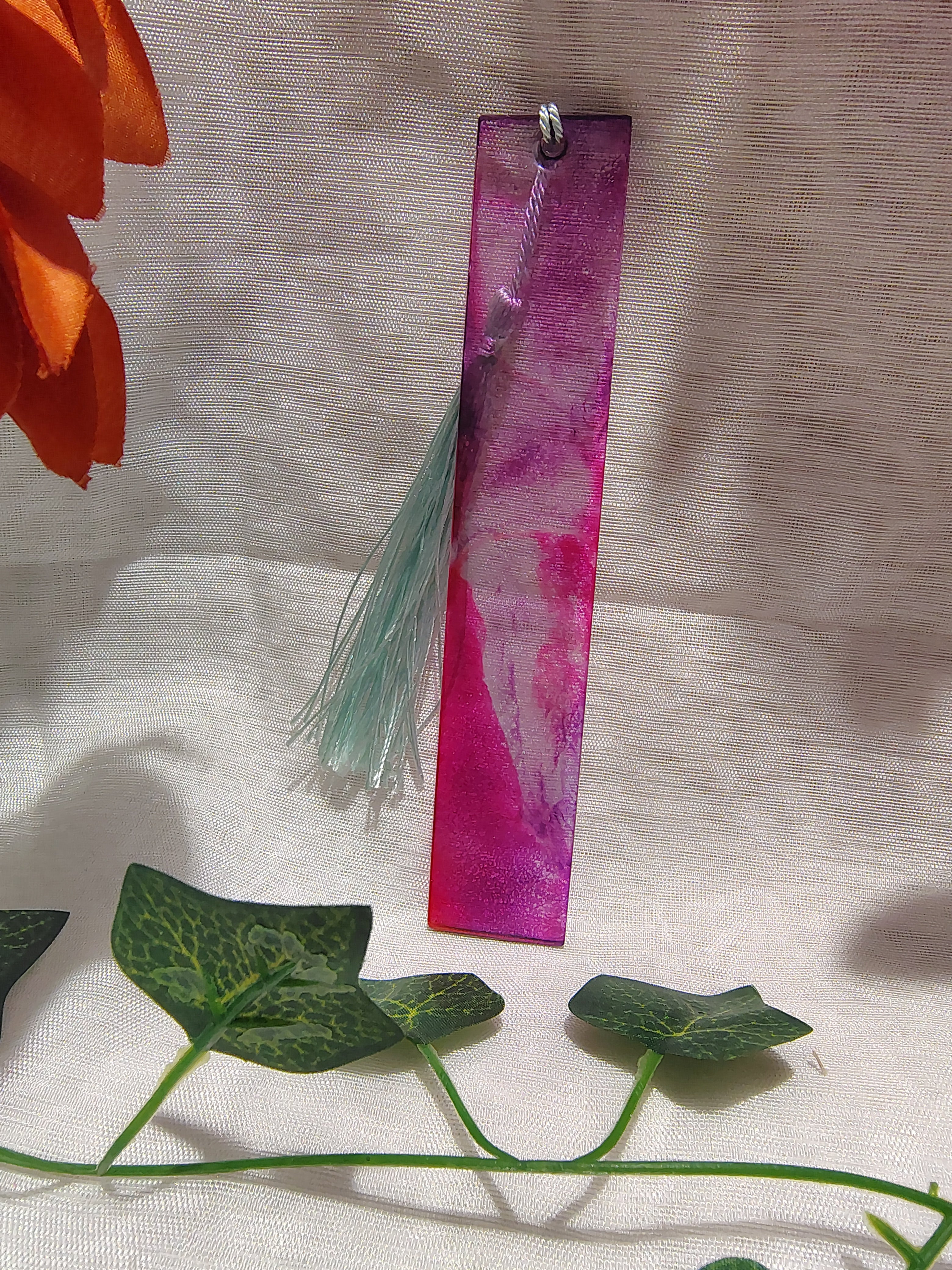 Marque-page en résine époxy fait main – Accessoire de lecture artisanal et élégant