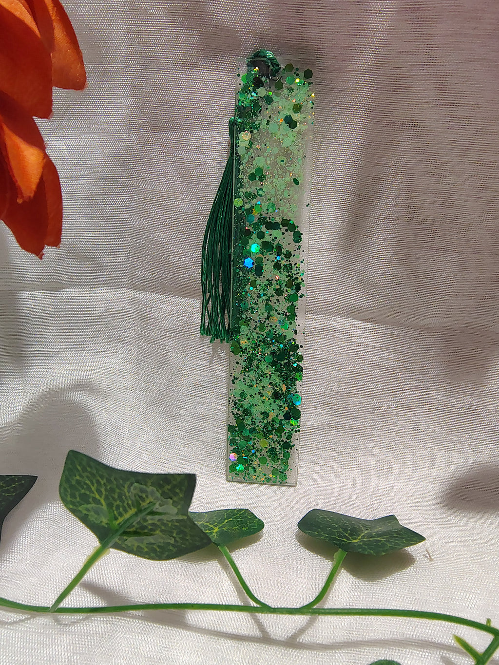 Marque-page en résine époxy fait main – Accessoire de lecture artisanal et élégant