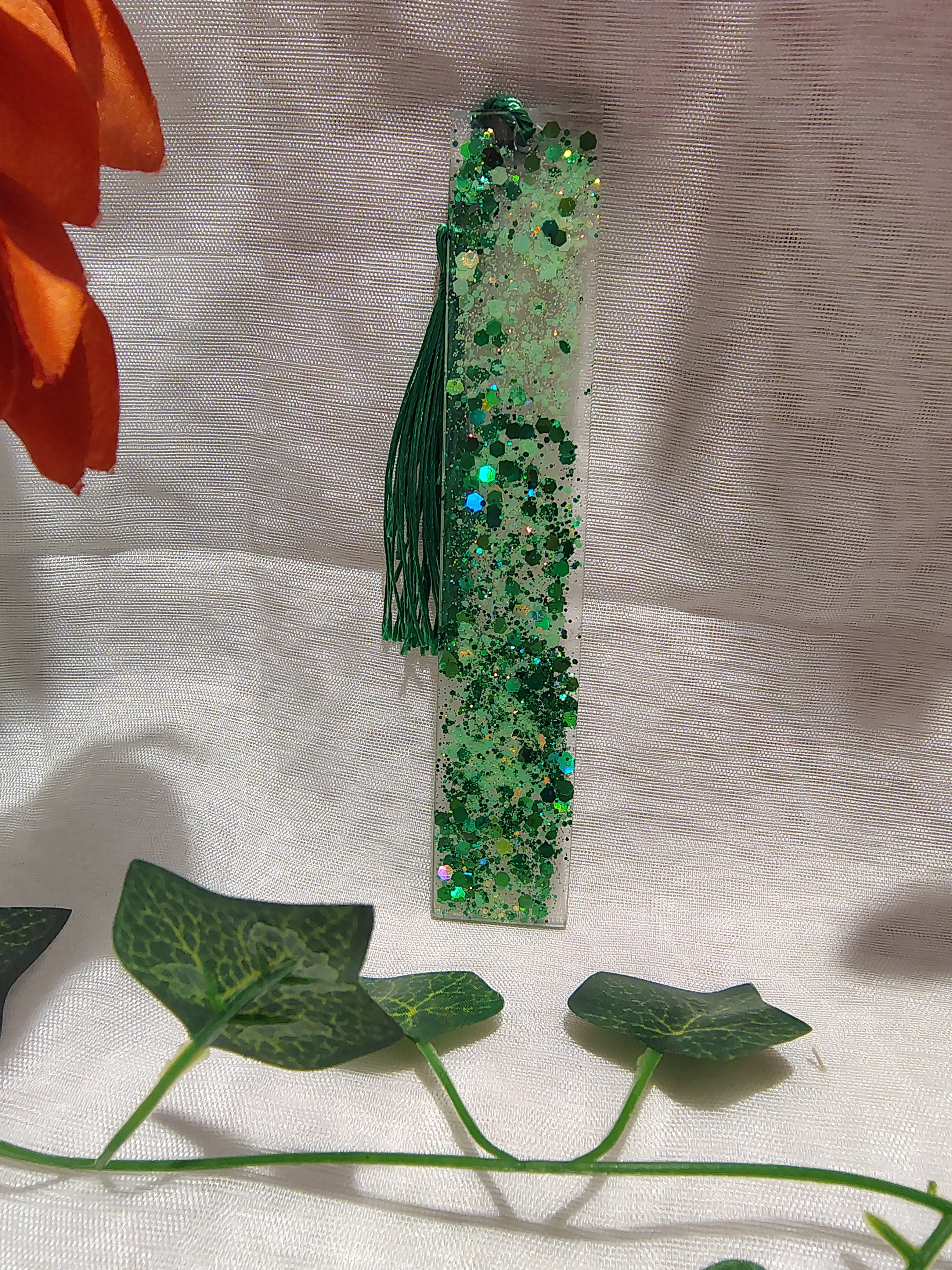 Marque-page en résine époxy fait main – Accessoire de lecture artisanal et élégant