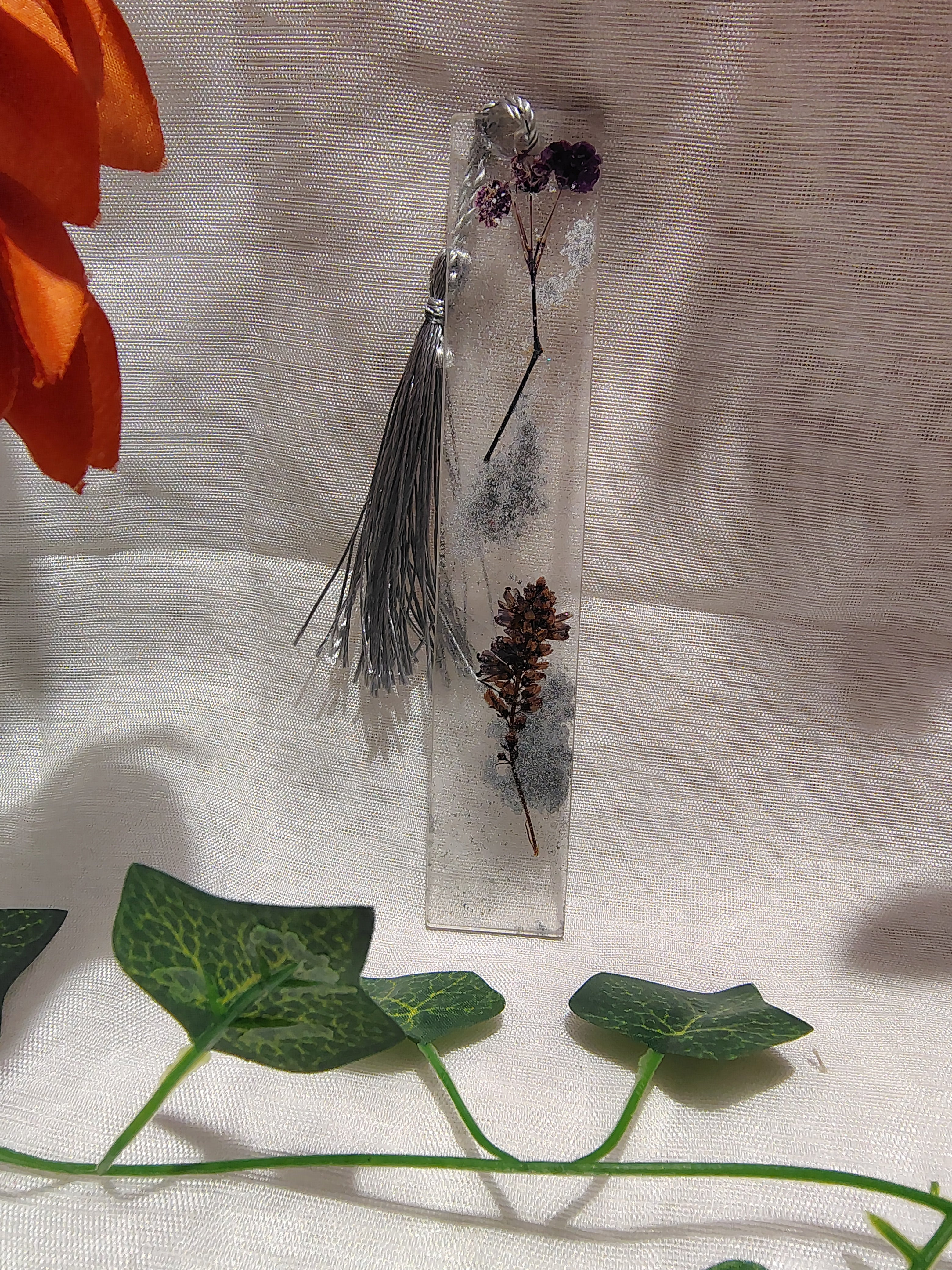 Marque-page en résine époxy fait main – Accessoire de lecture artisanal et élégant