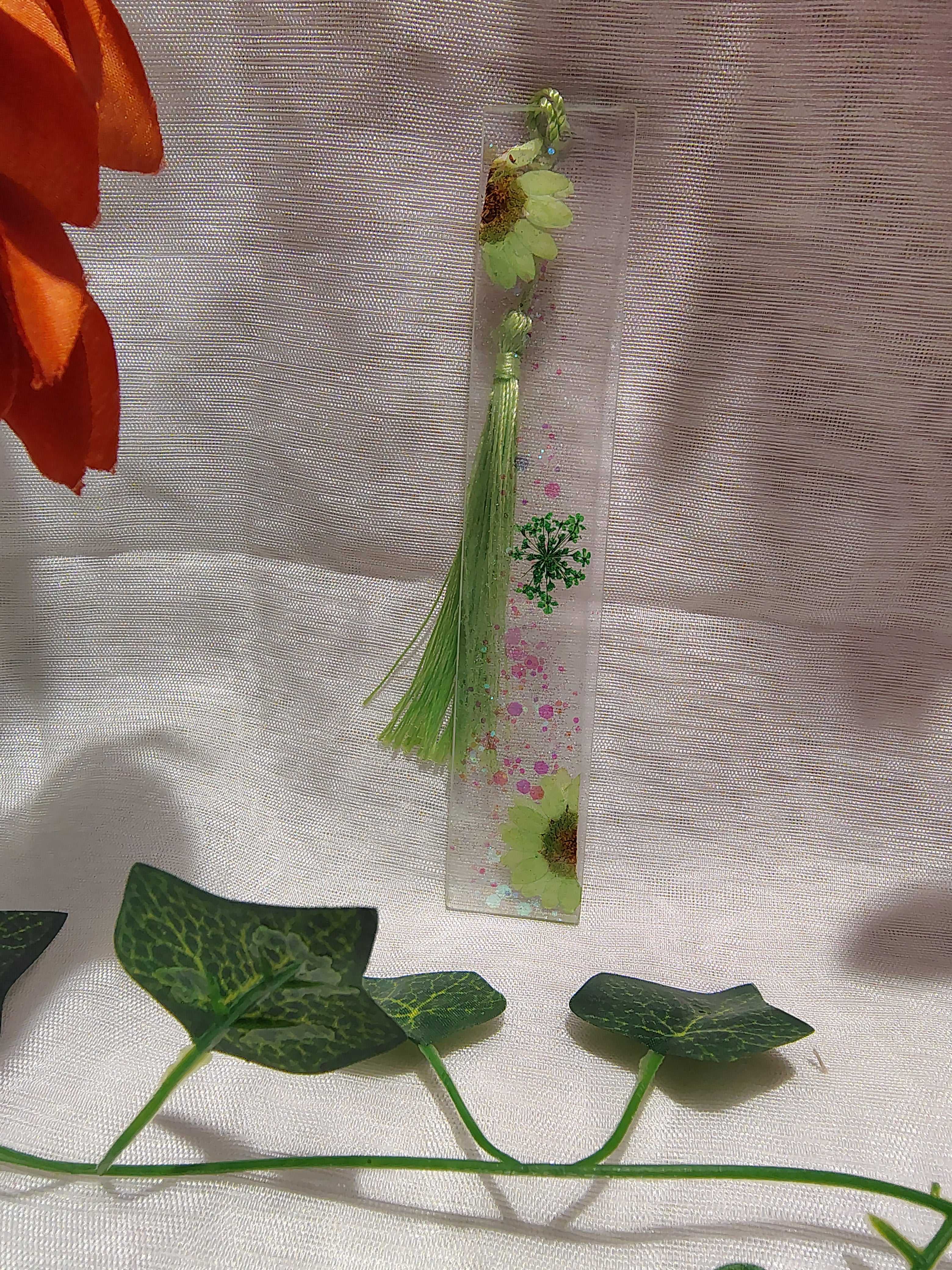 Marque-page en résine époxy fait main – Accessoire de lecture artisanal et élégant