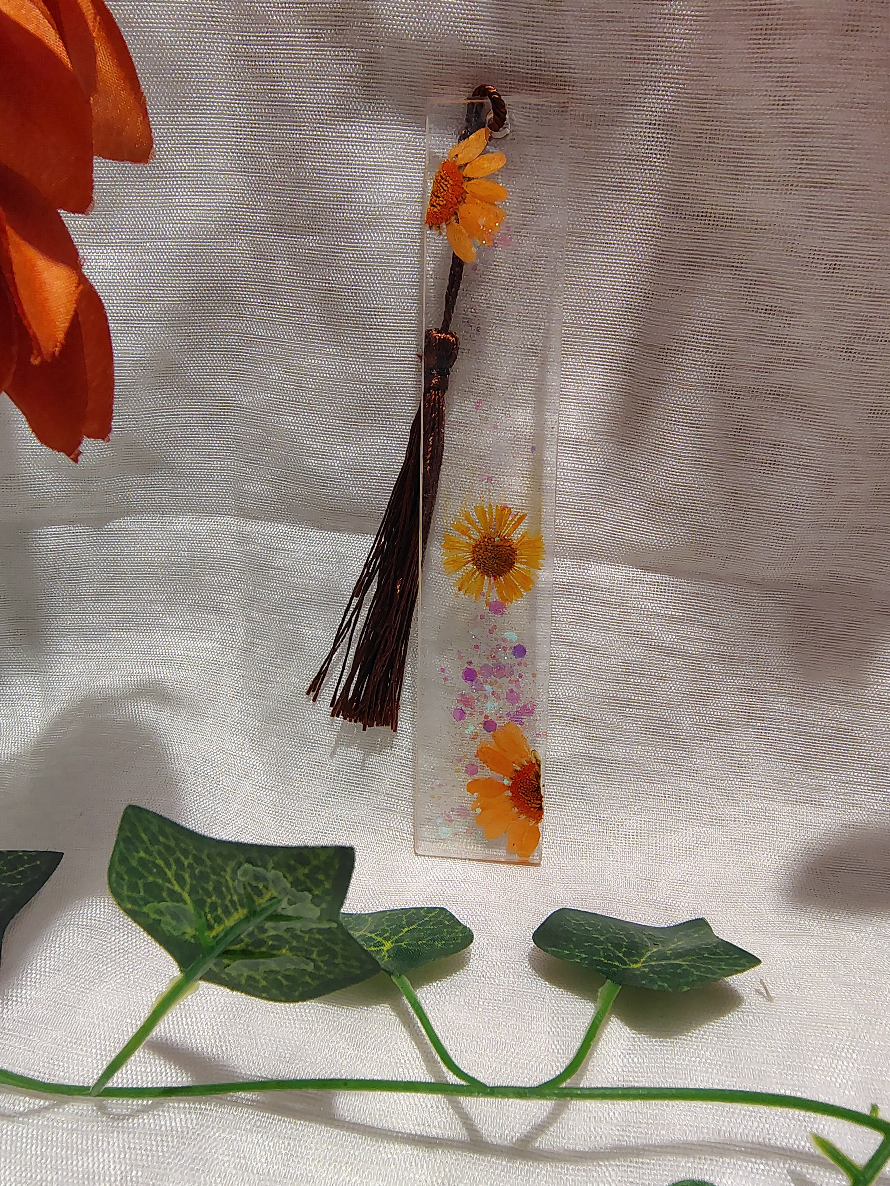 Marque-page en résine époxy fait main – Accessoire de lecture artisanal et élégant