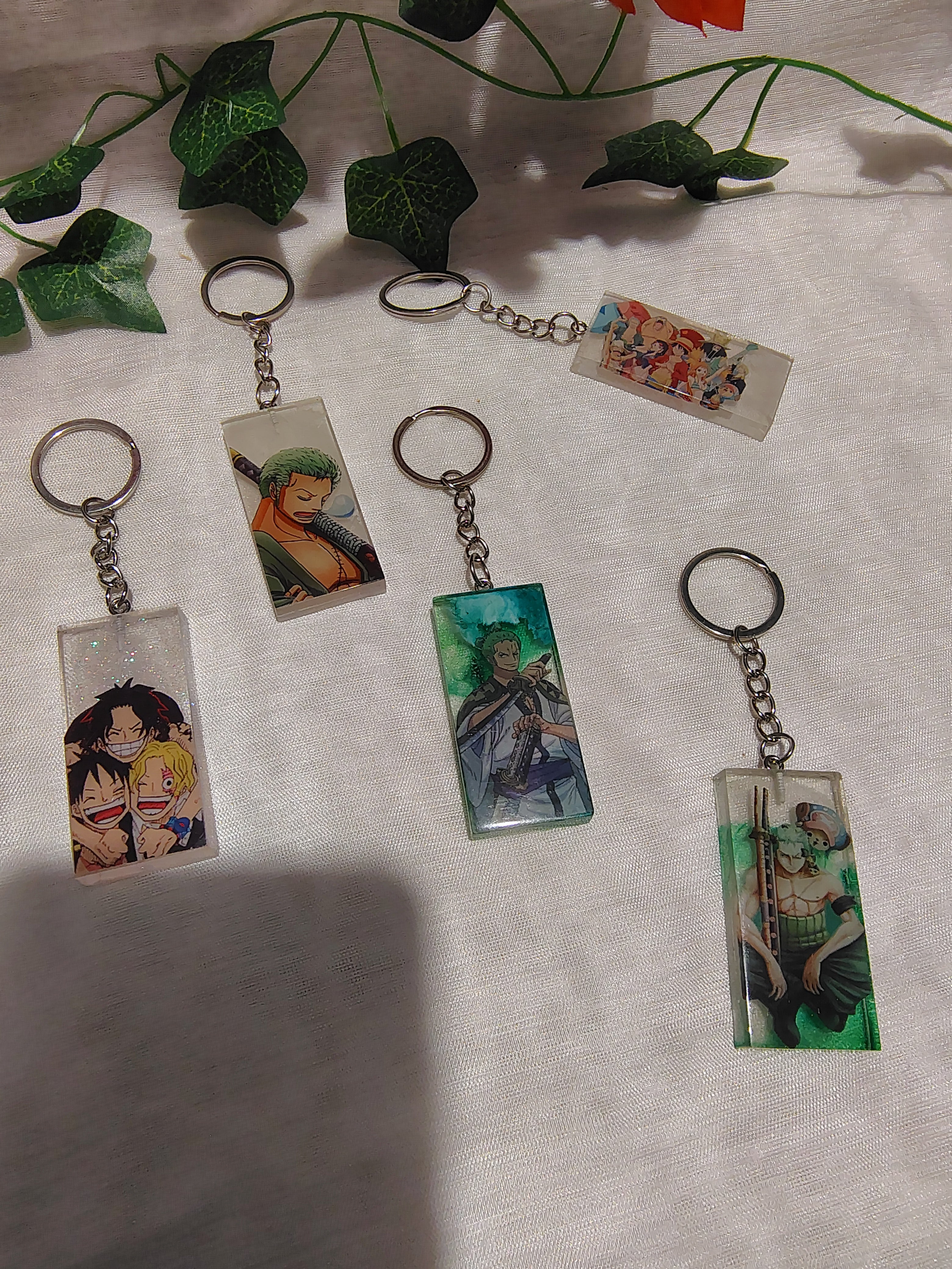 Porte-clés Manga / Anime en résine époxy fait main – Accessoire geek artisanal