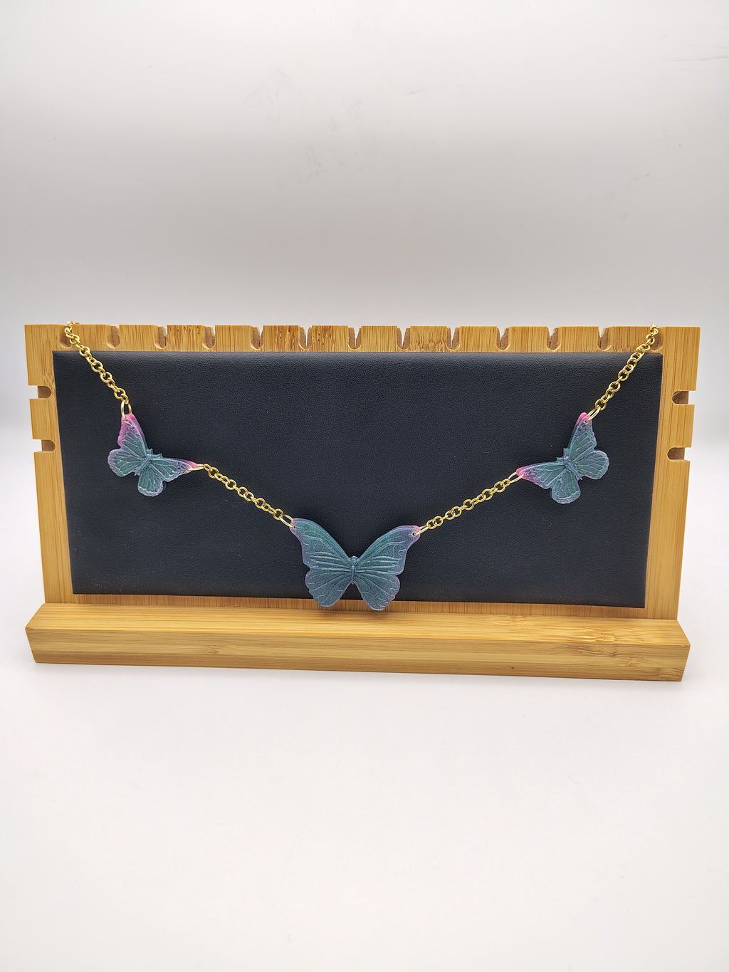 Collier Papillon en résine époxy fait main – Bijou féerique artisanal
