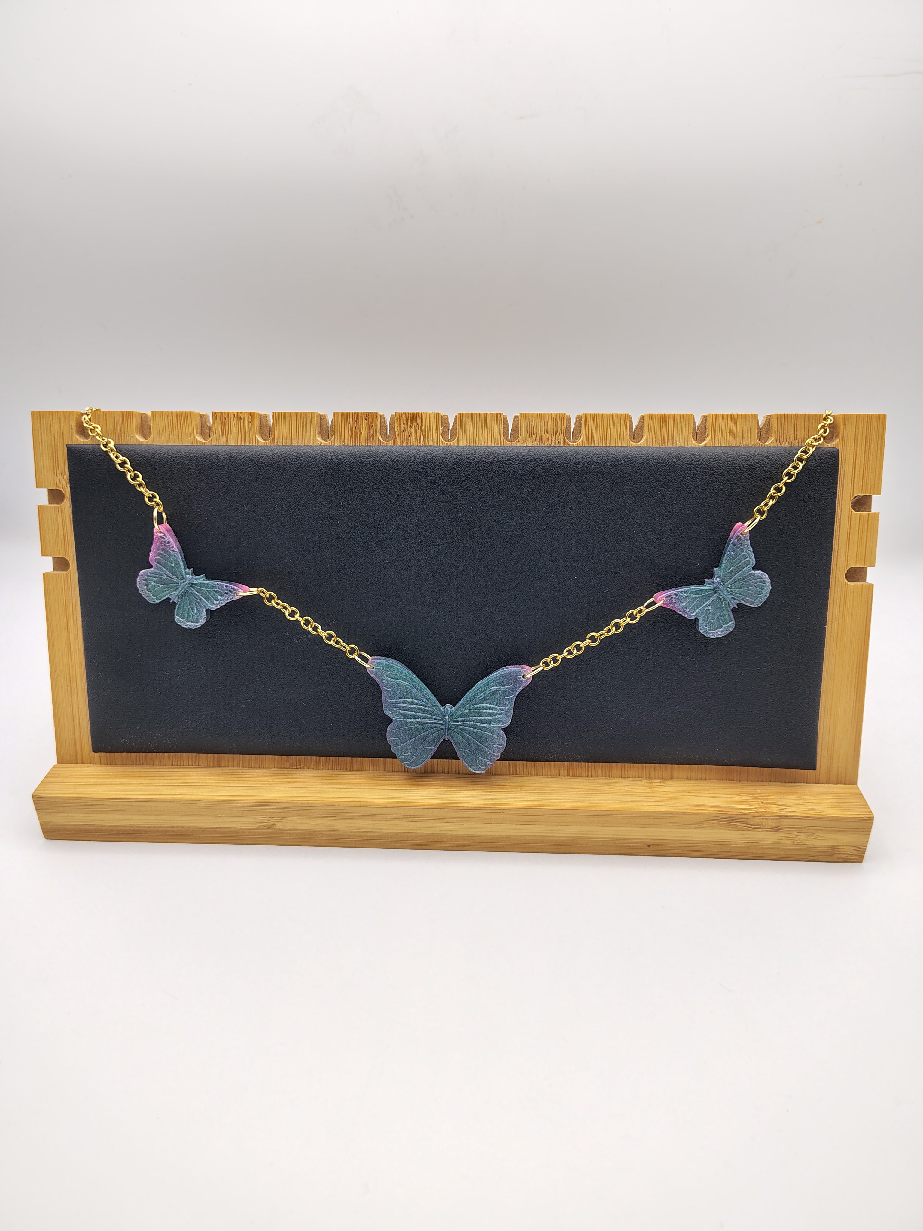 Collier Papillon en résine époxy fait main – Bijou féerique artisanal